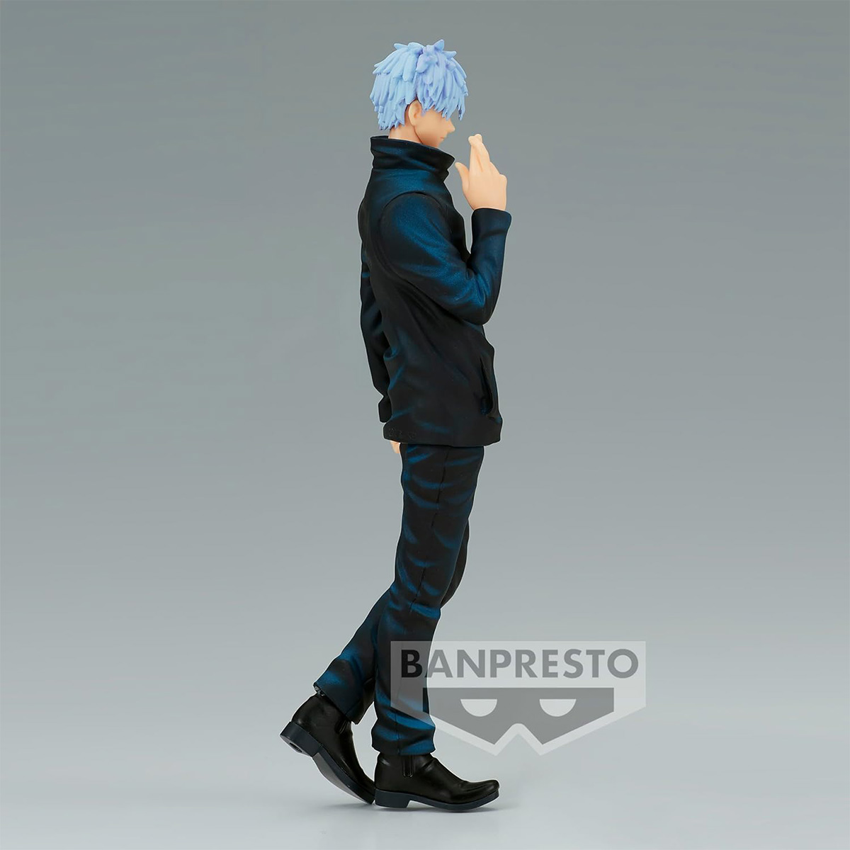 Anime-Figur eines Mannes in blauer und schwarzer Kleidung, der in einer Pose steht.