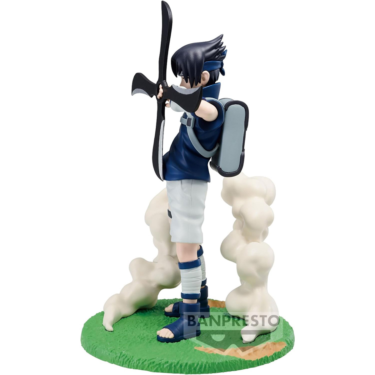 Figura de Naruto de Sasuke con arco y flecha, de pie sobre césped verde.