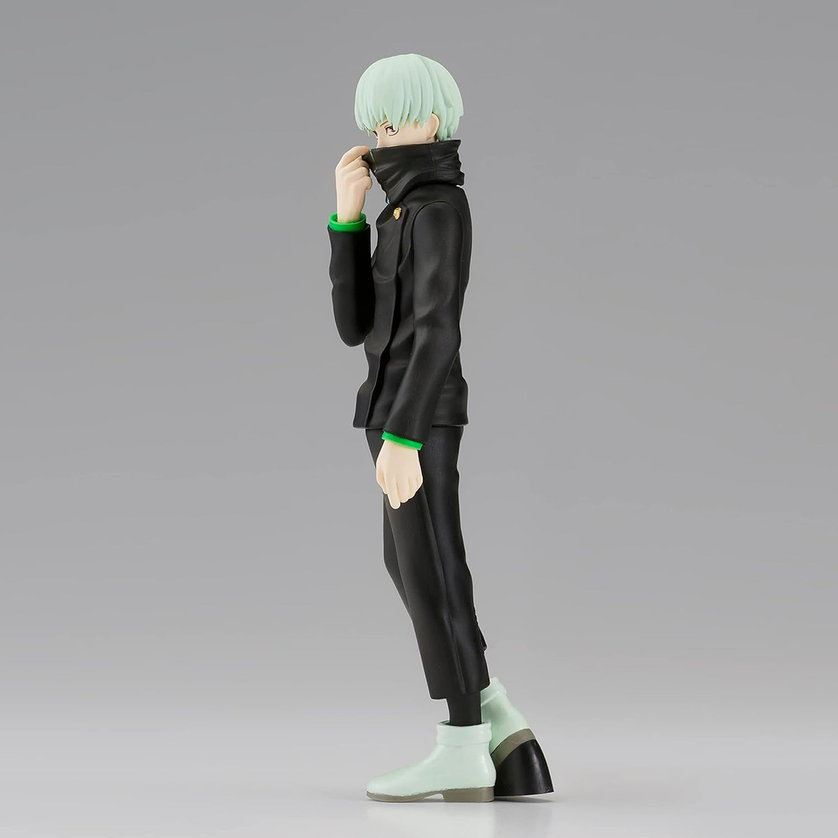 Eine Anime-Figur eines Mannes in schwarzer Kleidung und mintfarbenem Haar.