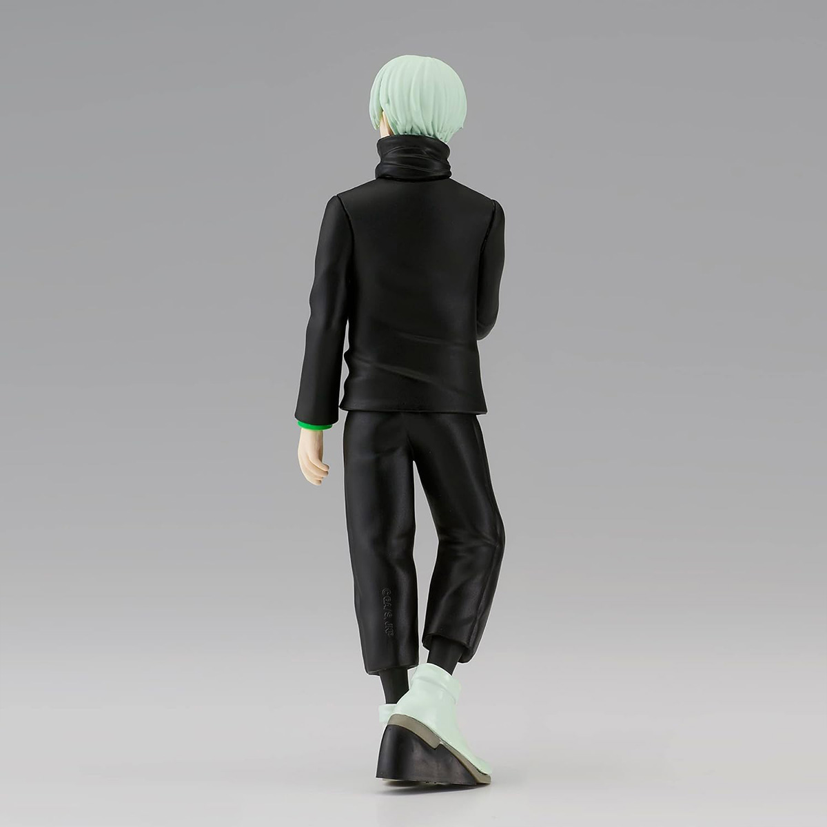Rückansicht einer Spielfigur mit grünen Haaren, schwarzer Jacke und Hose sowie weißen Schuhen.