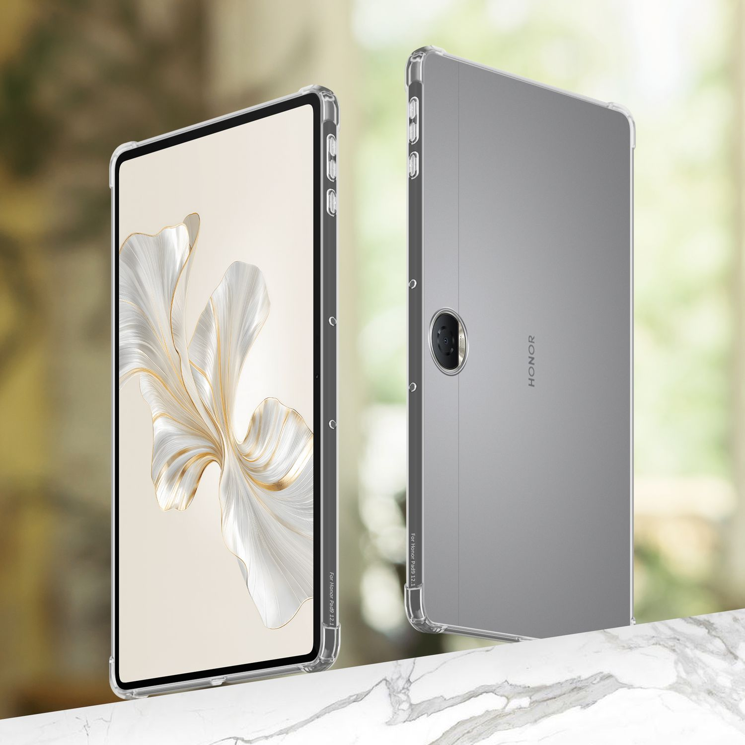 Tablet in einer transparenten Hülle, mit floralem Design auf dem Bildschirm.