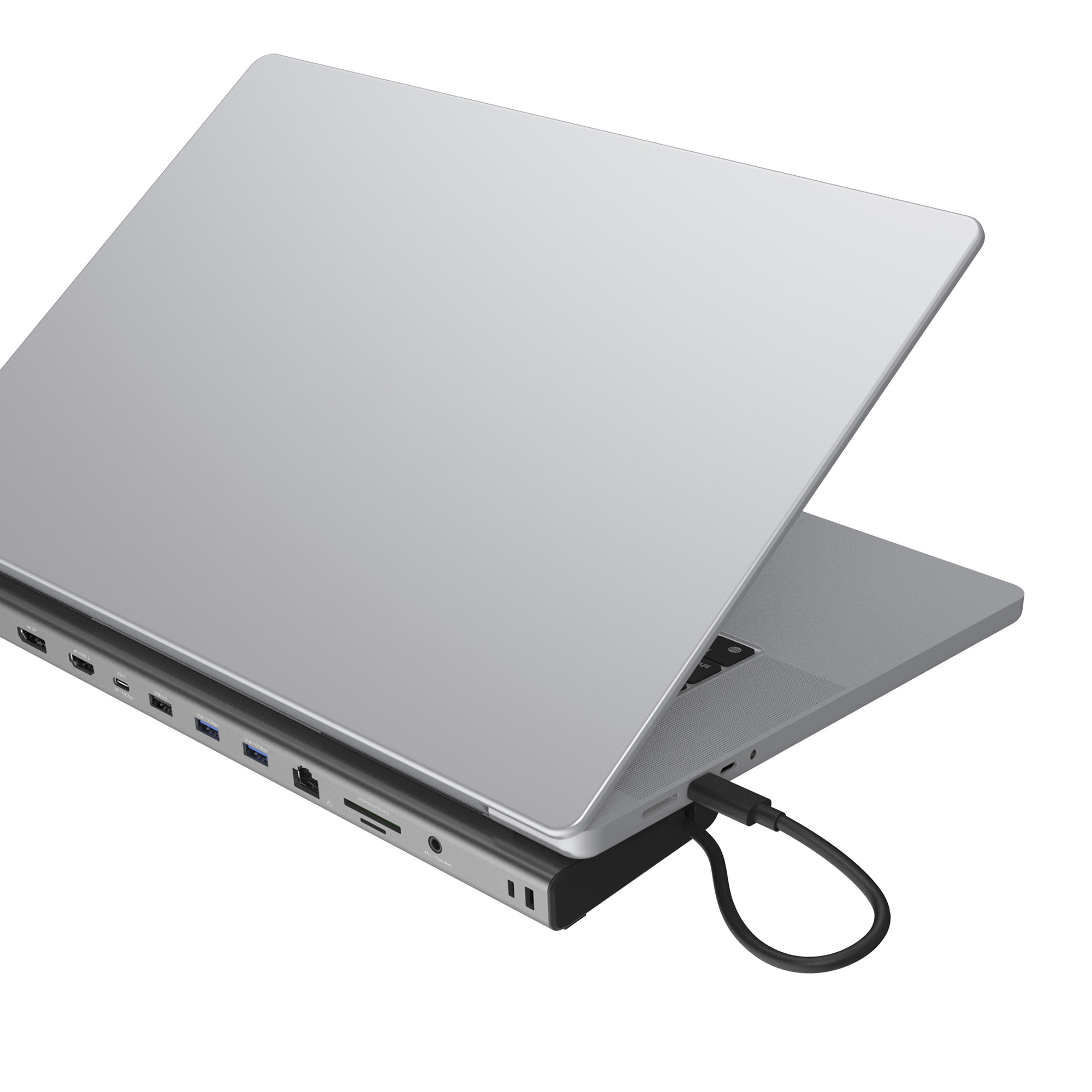 Silberner Laptop, verbunden mit einer Dockingstation mit mehreren Anschlüssen.