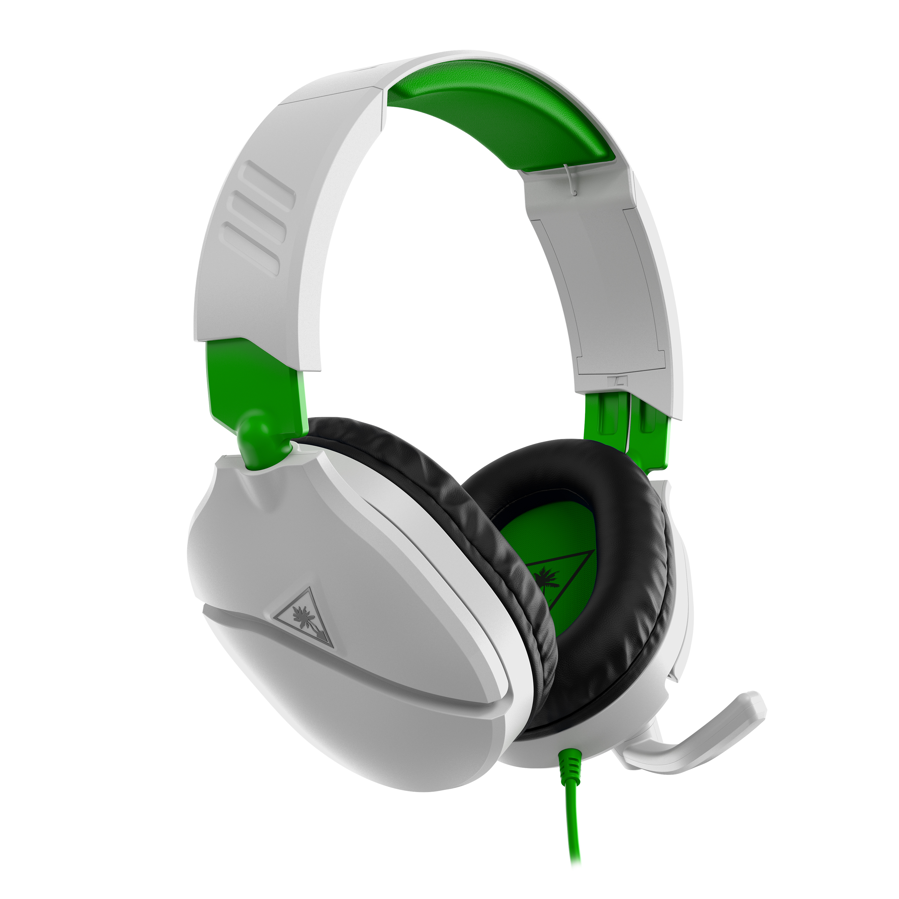 Auriculares de juego blancos y verdes con micrófono, aislados sobre fondo blanco.