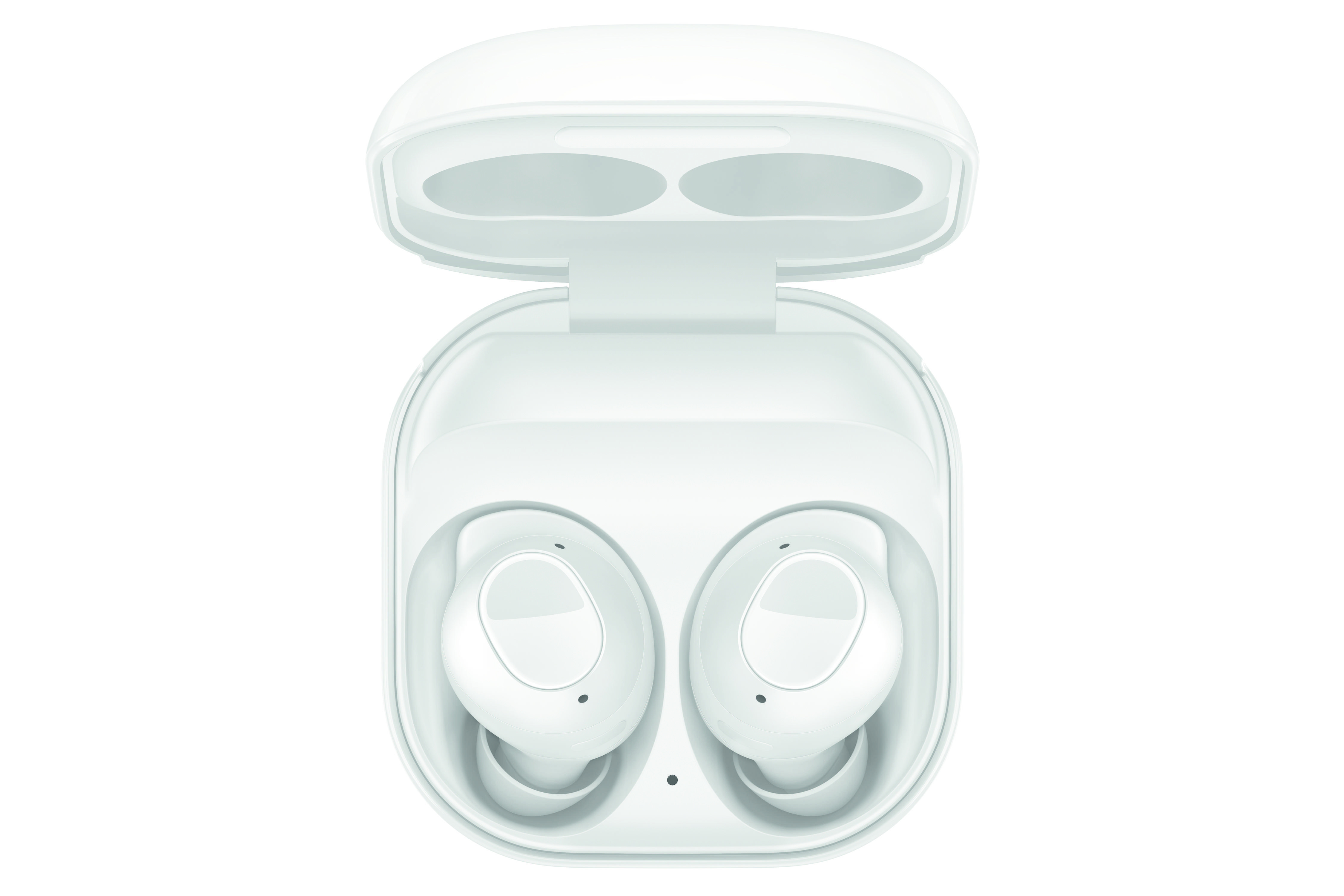 Białe bezprzewodowe słuchawki douszne w otwartym etui, na białym tle.