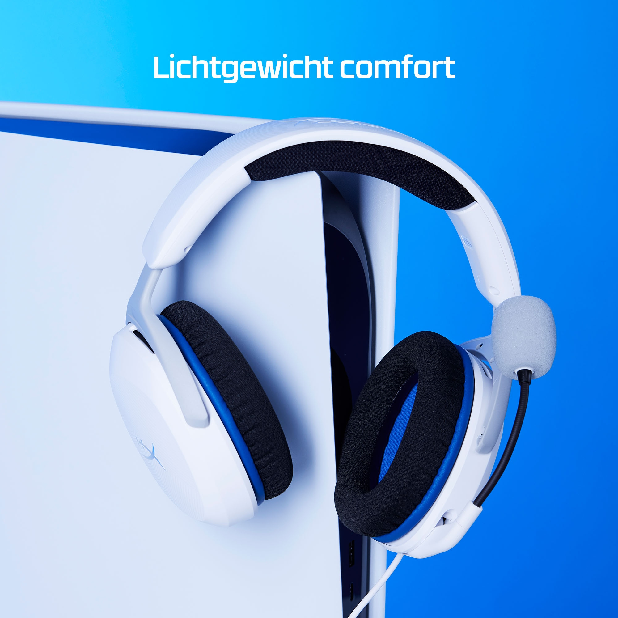 Biało-niebieski zestaw słuchawkowy dla graczy oparty o białe PlayStation 5. Widoczny tekst 'Lichtgewicht comfort'.