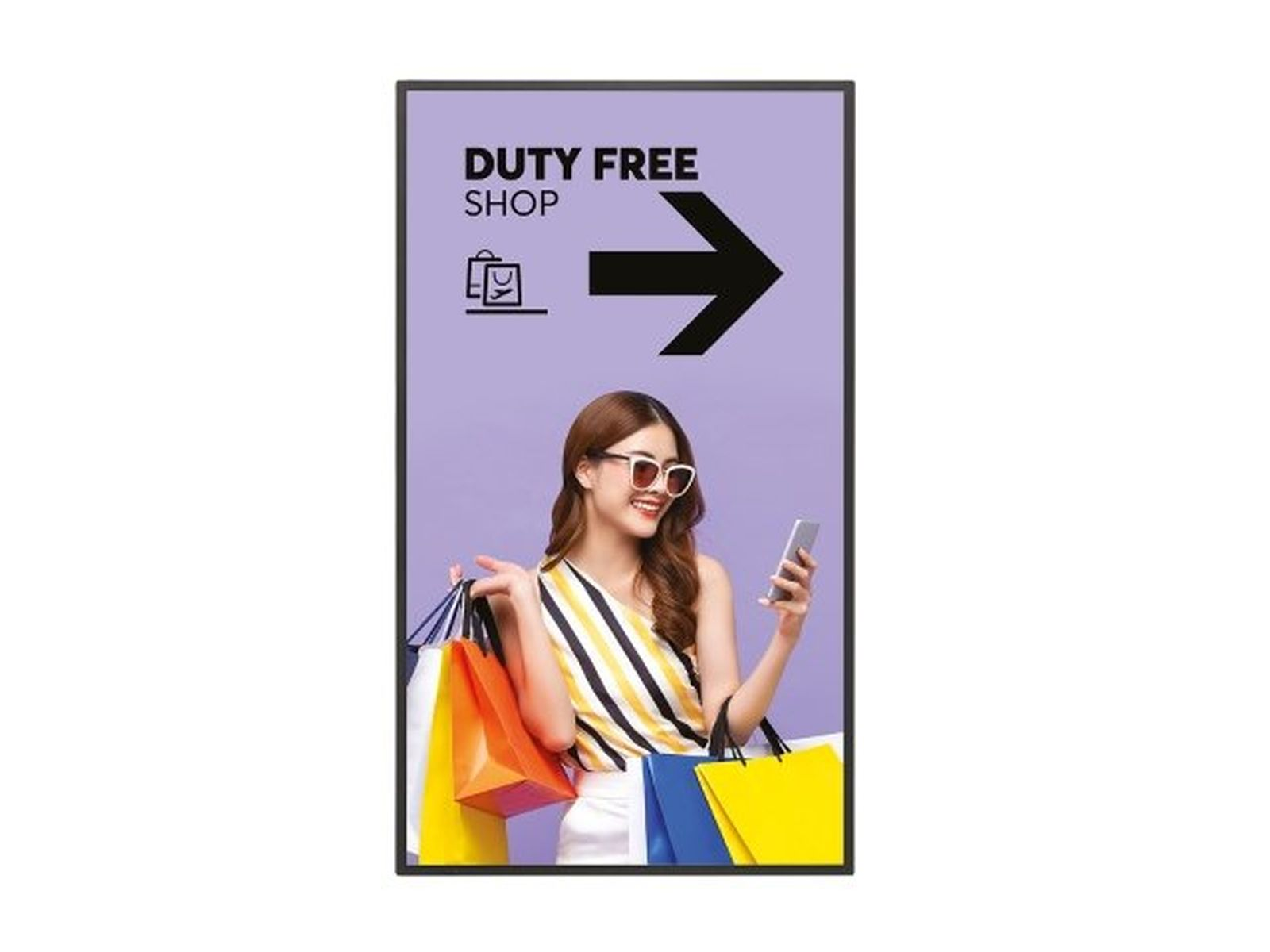 Una donna con borse della spesa guarda un telefono, con un'insegna duty free e una freccia su un poster.