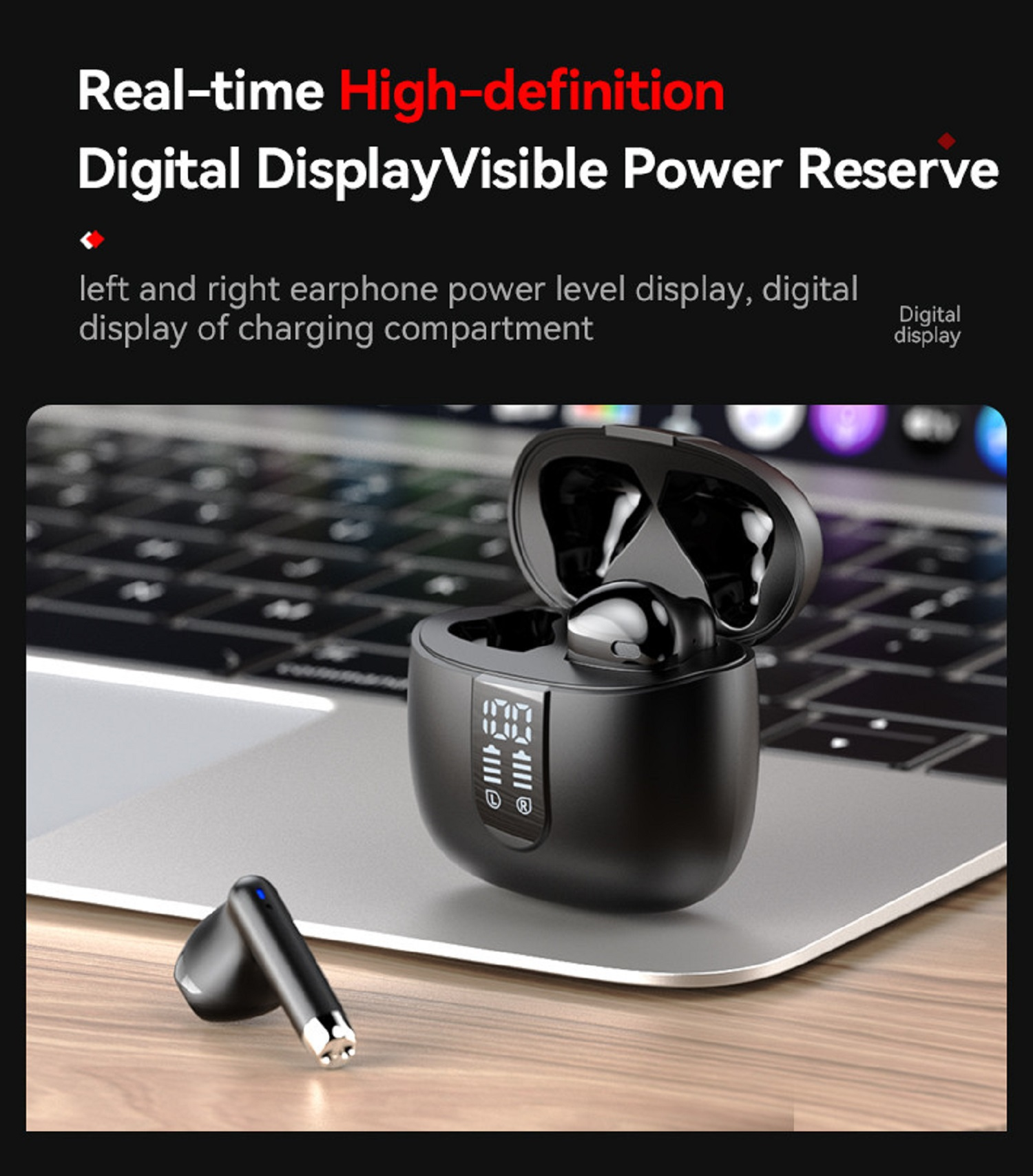 Ein Ladecase mit digitaler Anzeige und kabellosen Ohrhörern auf der Oberfläche eines Laptops.