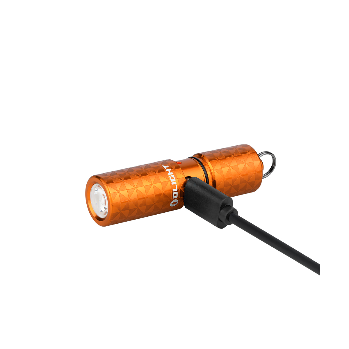Linterna Olight naranja con cable de carga conectado, sobre fondo blanco.