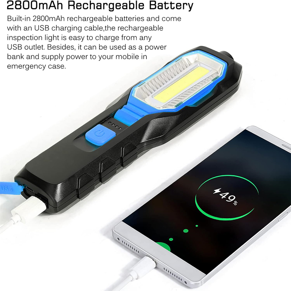 Eine schwarz-blaue Taschenlampe, die ein Telefon auflädt. Ein weißes USB-Kabel ist in beide Geräte eingesteckt.
