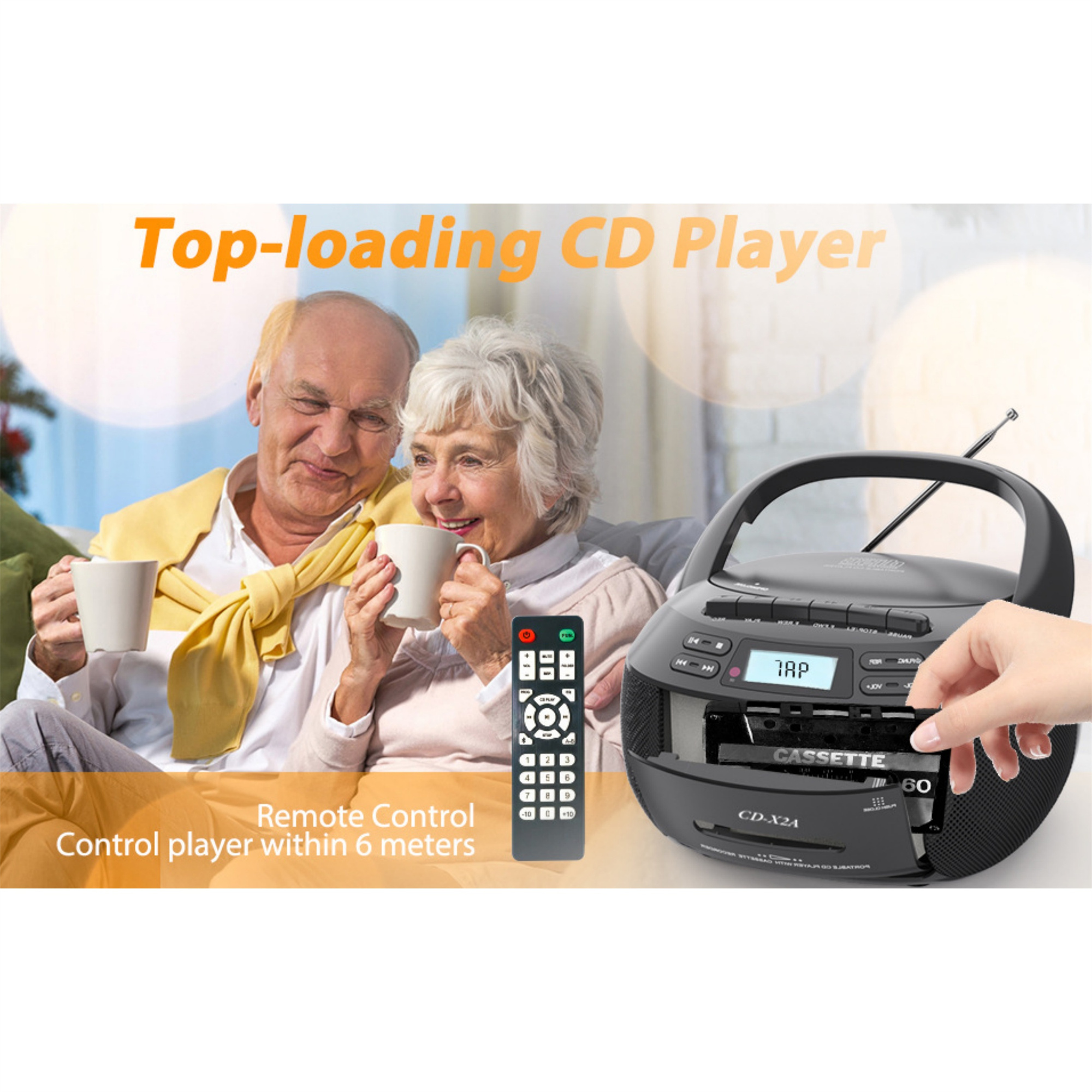 Älteres Paar mit Tassen, Fernbedienung und CD-Player. Eine Person öffnet einen Kassettenrekorder.