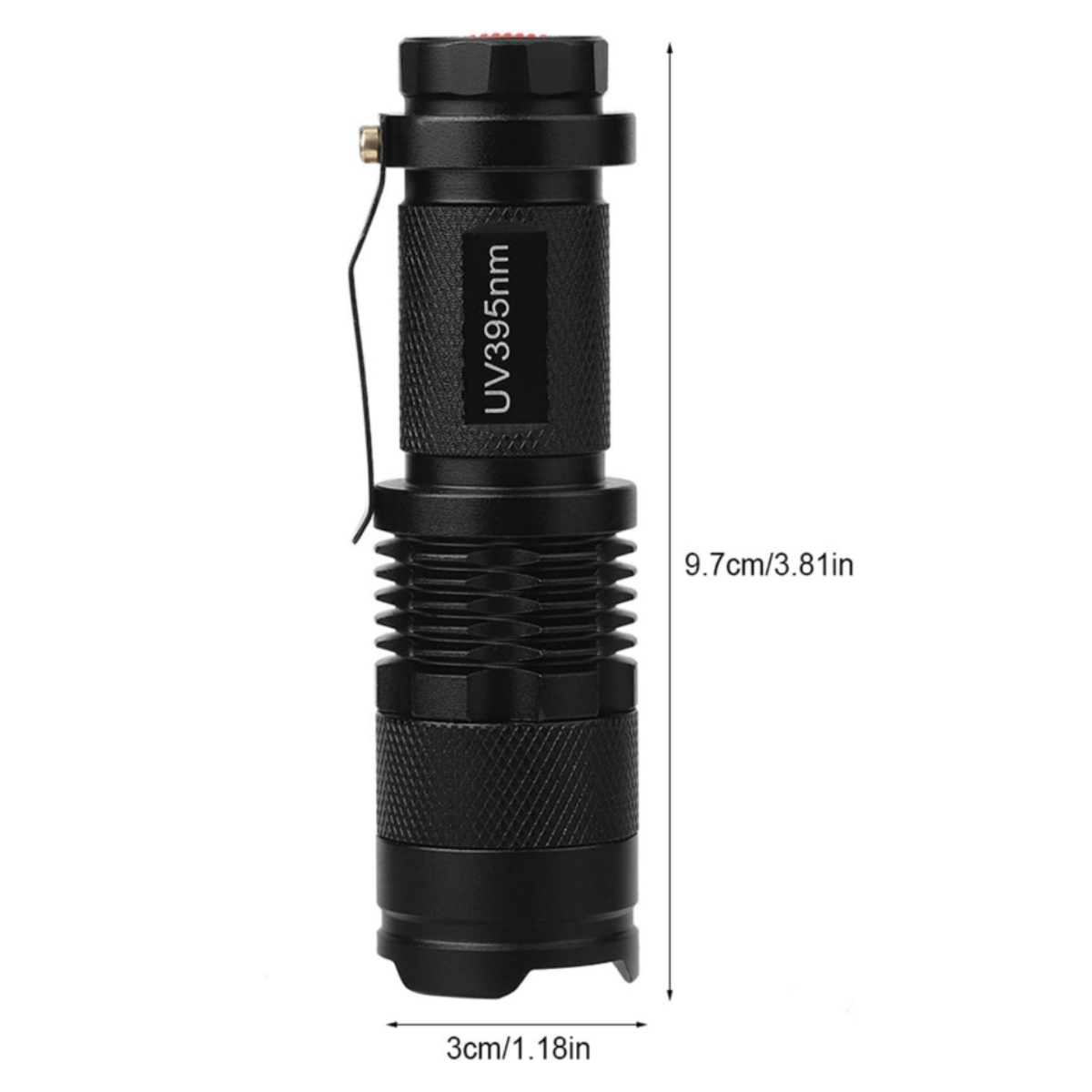 Schwarze UV395nm-Taschenlampe mit Clip und Abmessungen in cm/Zoll. Roter Knopf am Ende.