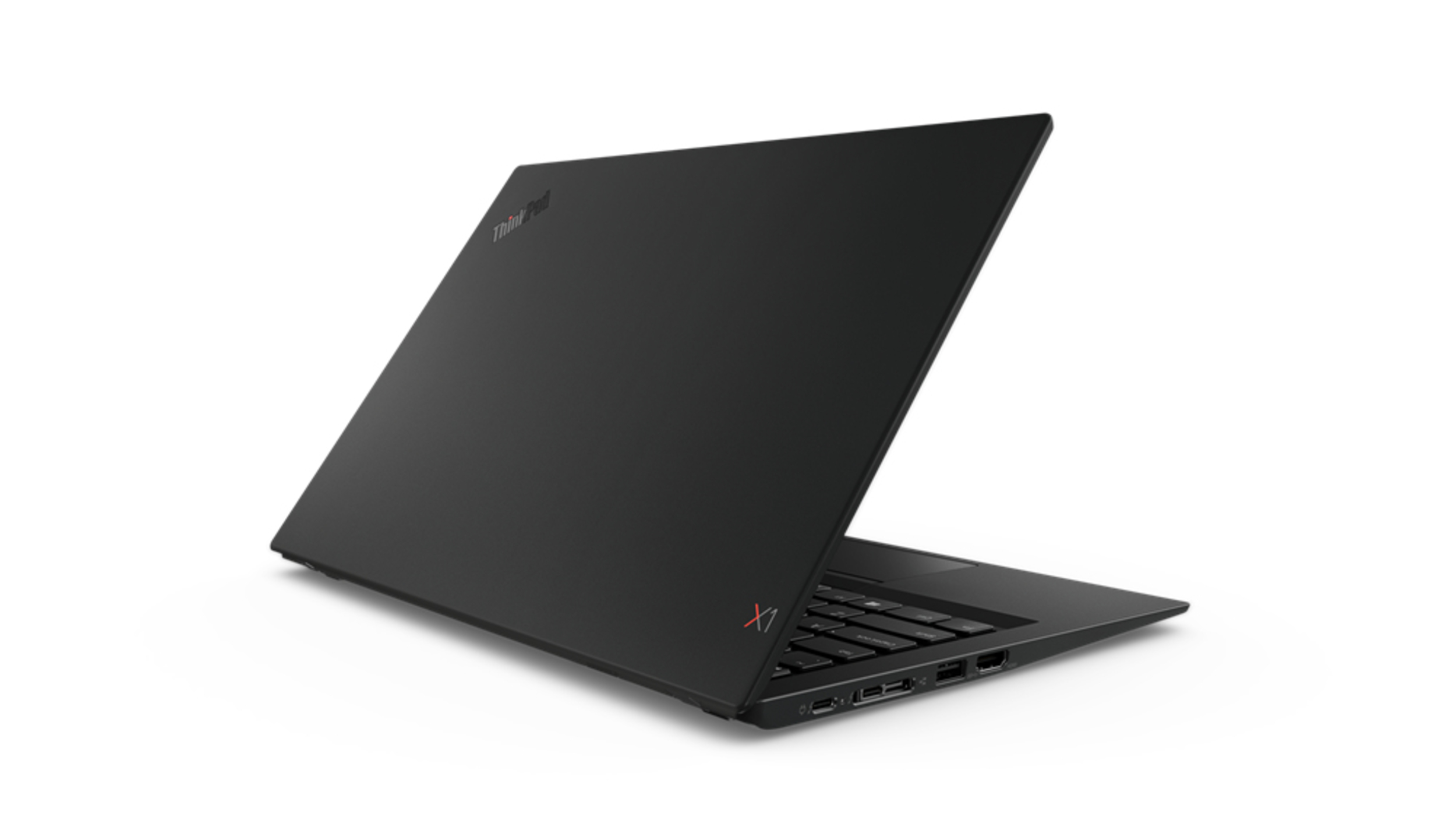 Schwarzer Laptop, geschlossen, schräge Ansicht, mit ThinkPad-Logo, weißer Hintergrund.