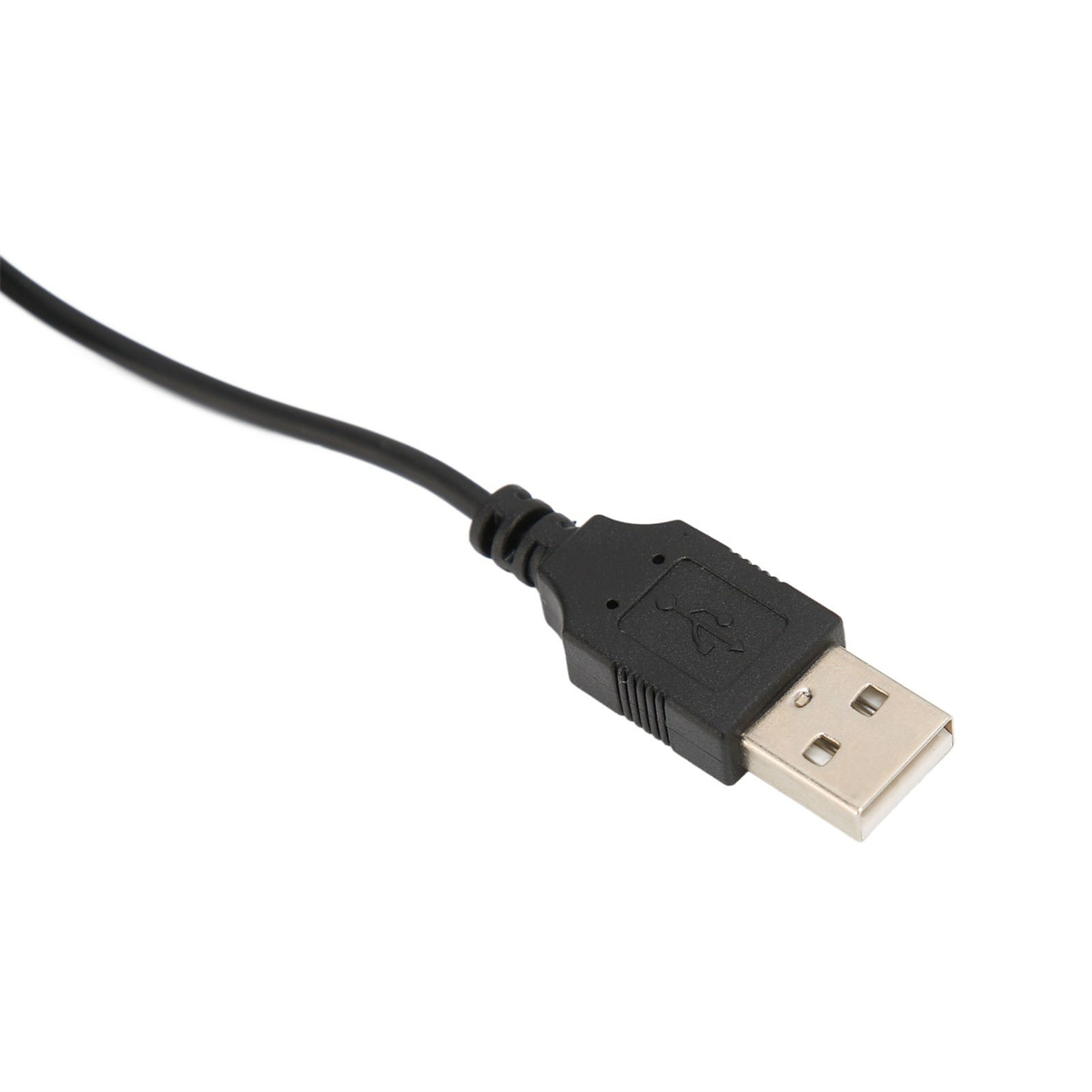 Ein schwarzes USB-Kabel mit einem USB-A-Anschluss auf weißem Hintergrund, zum Betrachter geneigt.