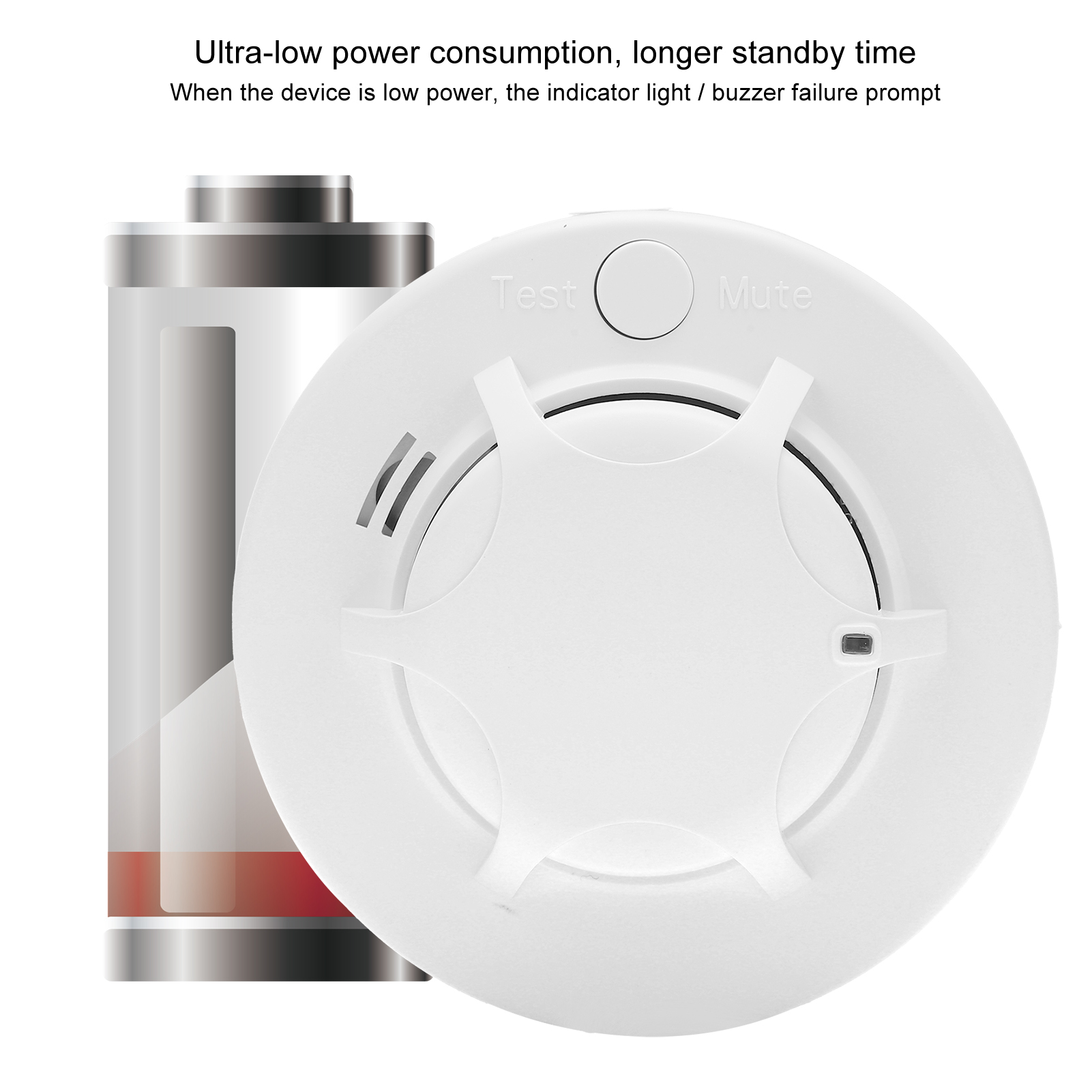 Ein weißer Rauchmelder und eine Batterie. Die Batterie ist leer. Der Rauchmelder ist auf einer weißen Oberfläche.