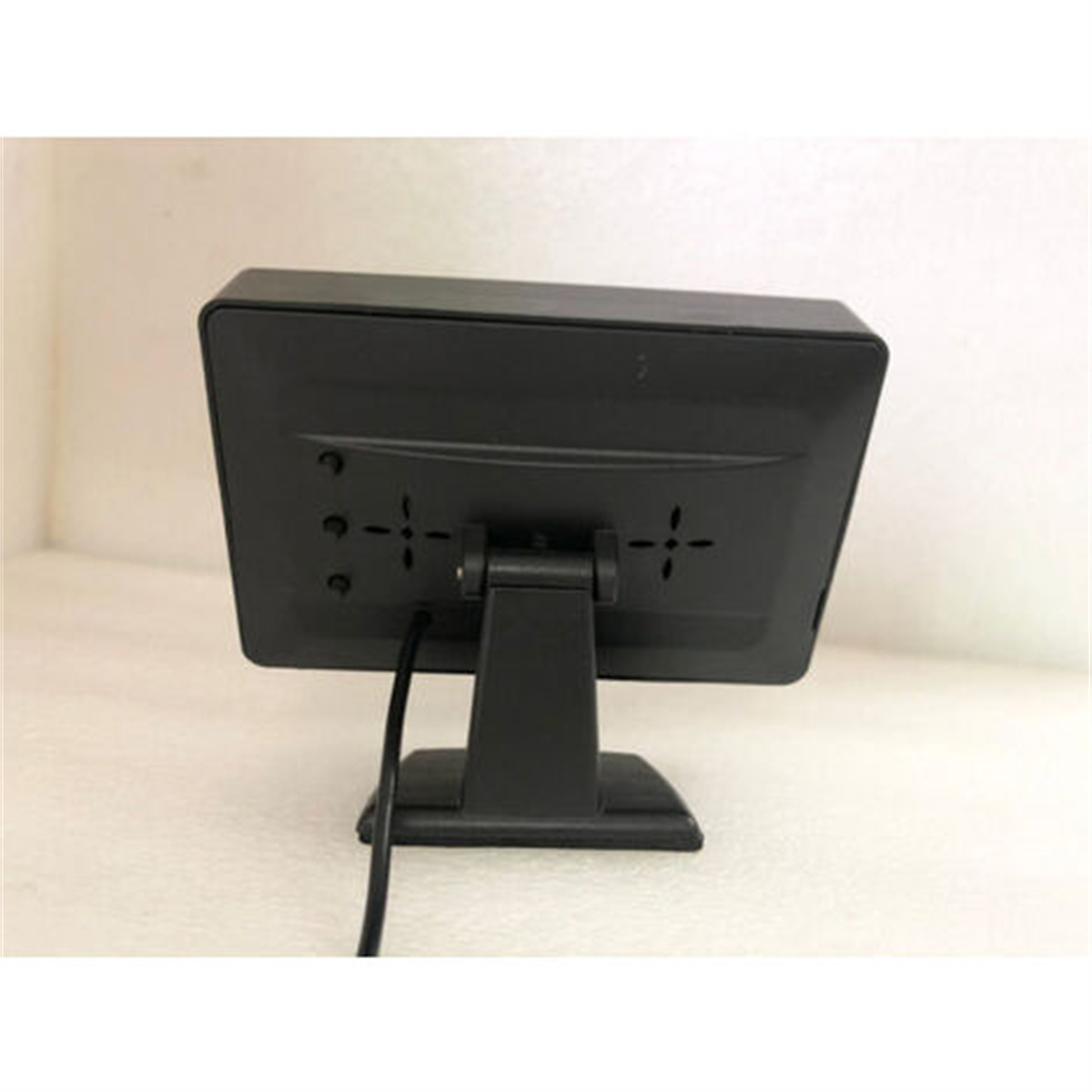 Schwarzer Computermonitor von hinten. Zeigt die Rückseite des Bildschirms und des Ständers.