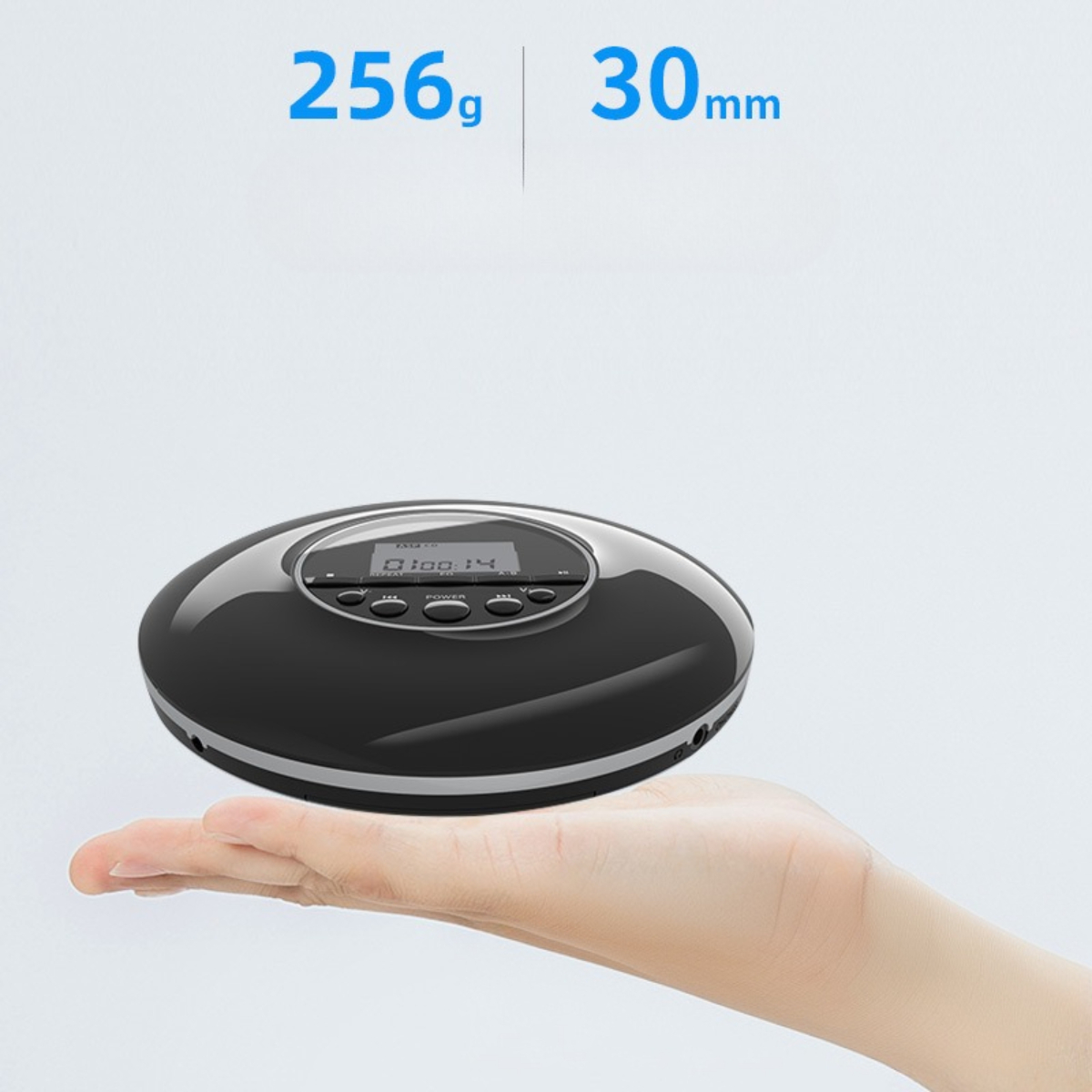 Schwarzer CD-Player in der Hand, mit Größenangaben.
