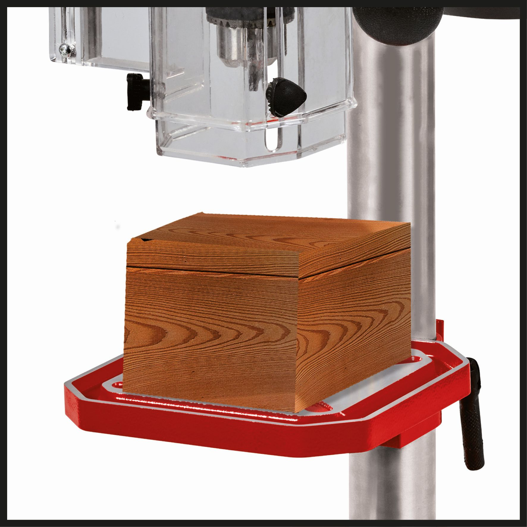 Eine Bohrmaschine mit einem Holzblock auf der Basis. Die Basis ist rot und die Bohrmaschine ist silber.
