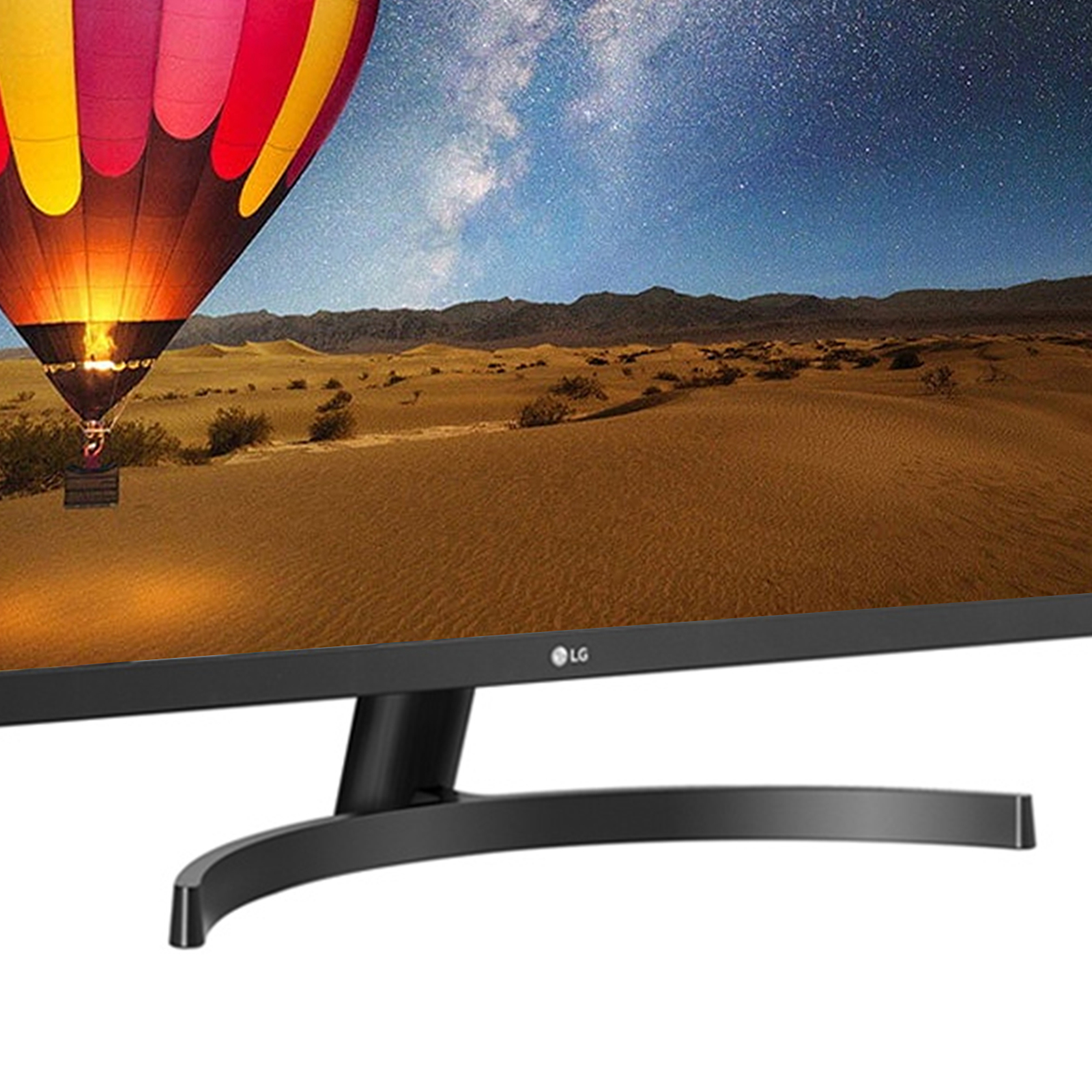 Grande monitor per computer che mostra un paesaggio desertico con una mongolfiera.