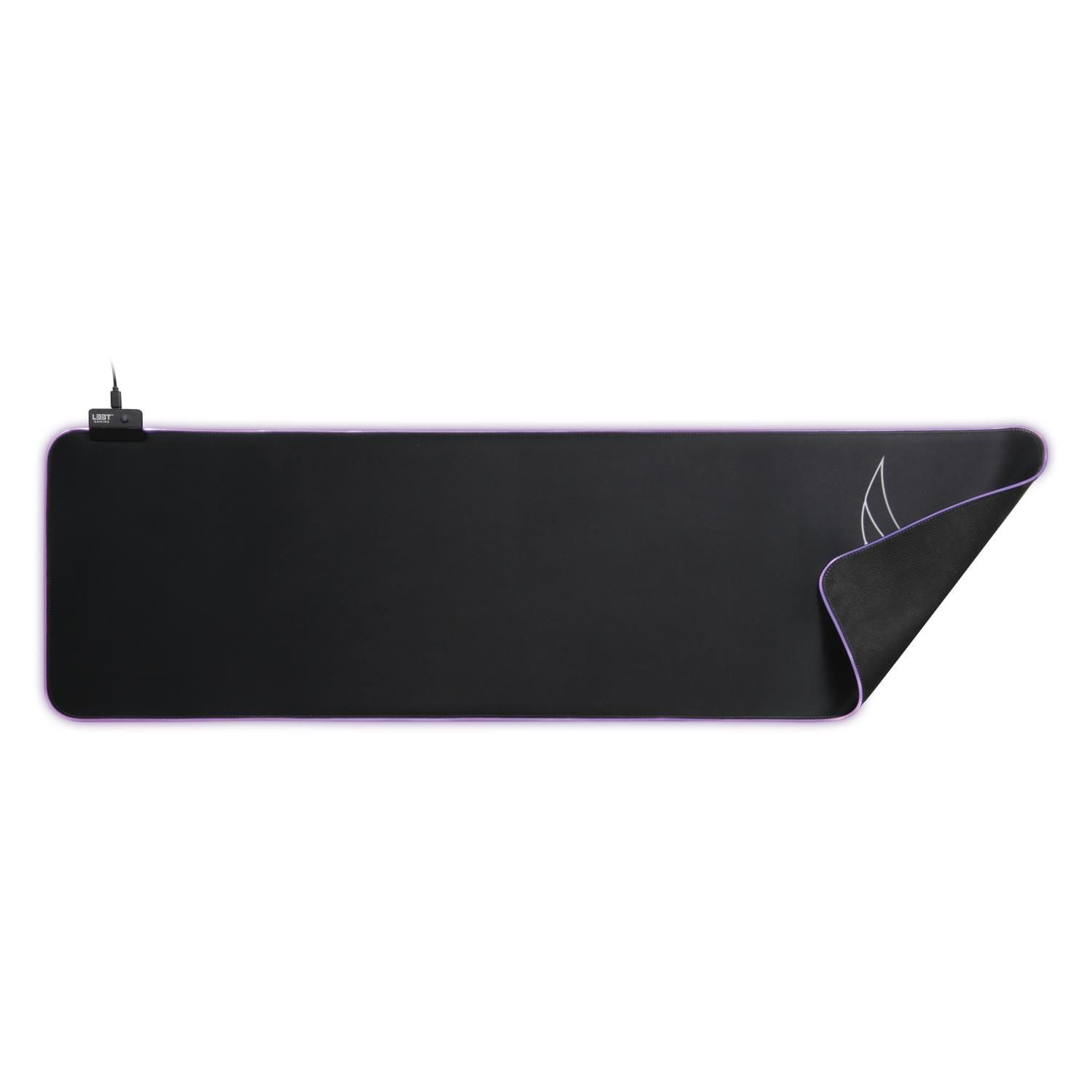 Zwarte gaming muismat, met een paarse rand en een logo in de hoek, zwarte kabel.