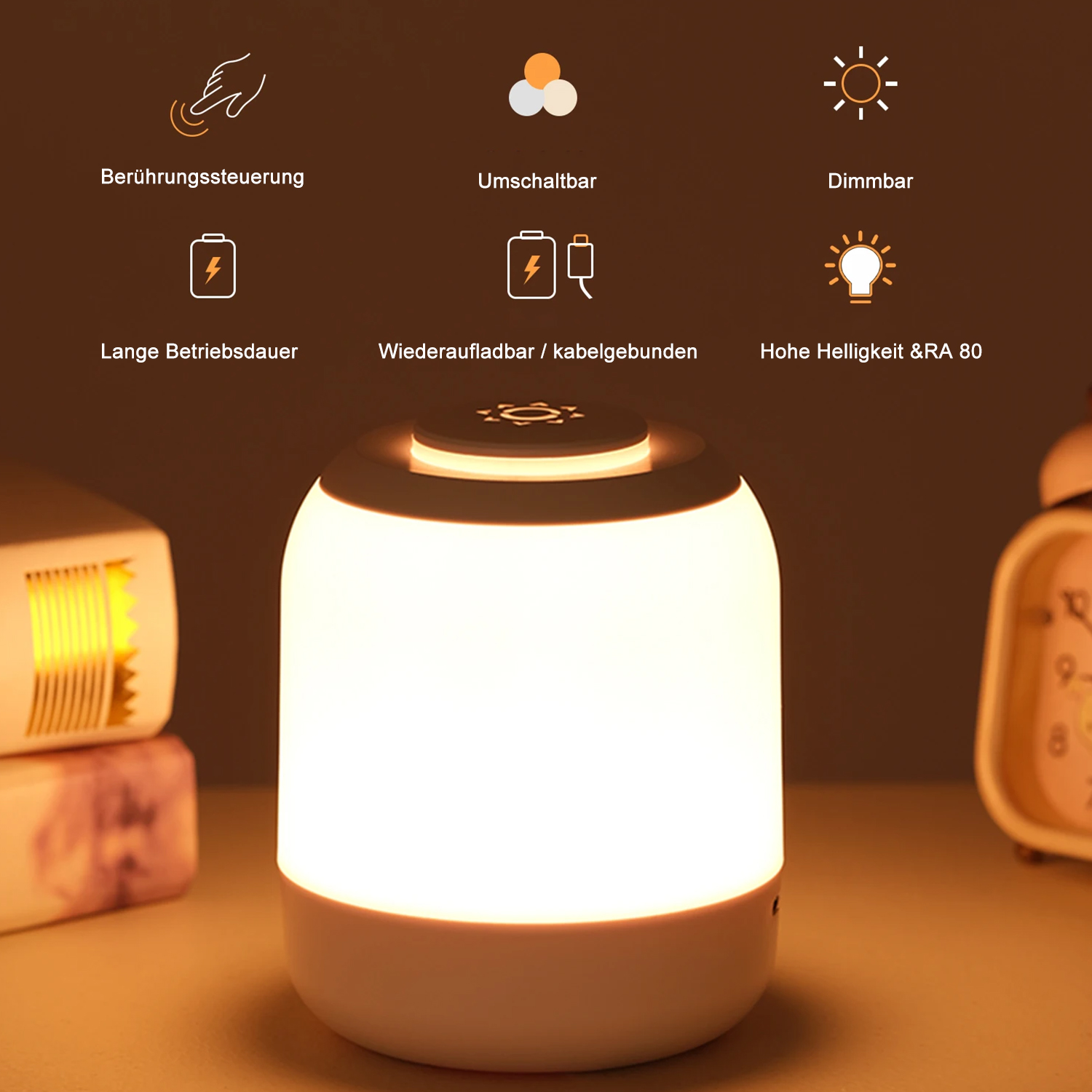Eine weiße und hellbraune Lampe leuchtet auf einem Tisch. Symbole beschreiben die Funktionen der Lampe.