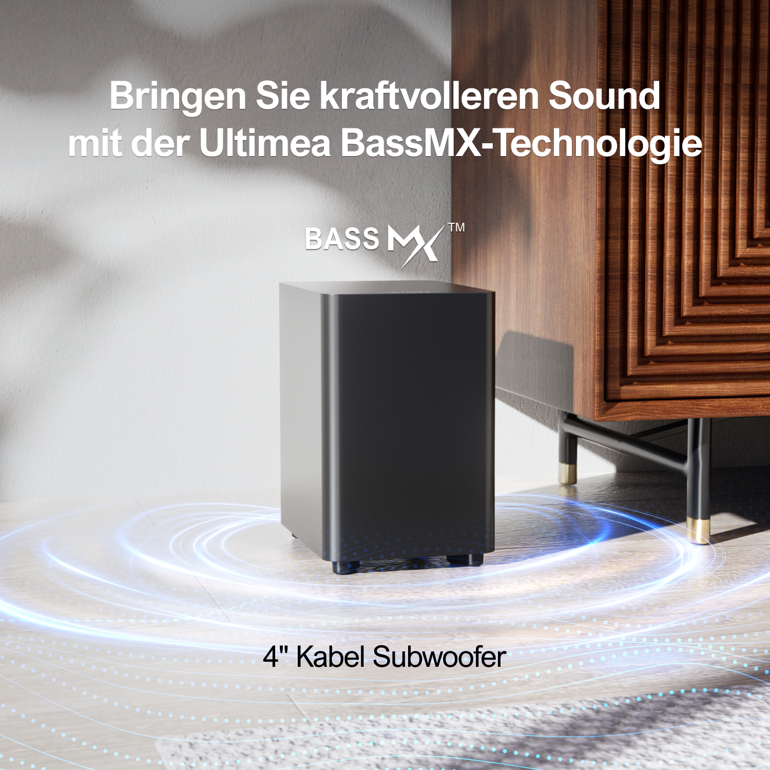 Schwarzer Subwoofer auf weißem Boden mit blauen Linien. Er steht vor einem Holzschrank.