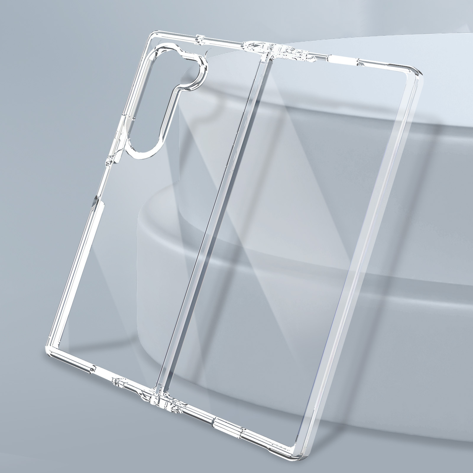 Custodia trasparente per telefono. Custodia trasparente con design aperto, su superficie riflettente.