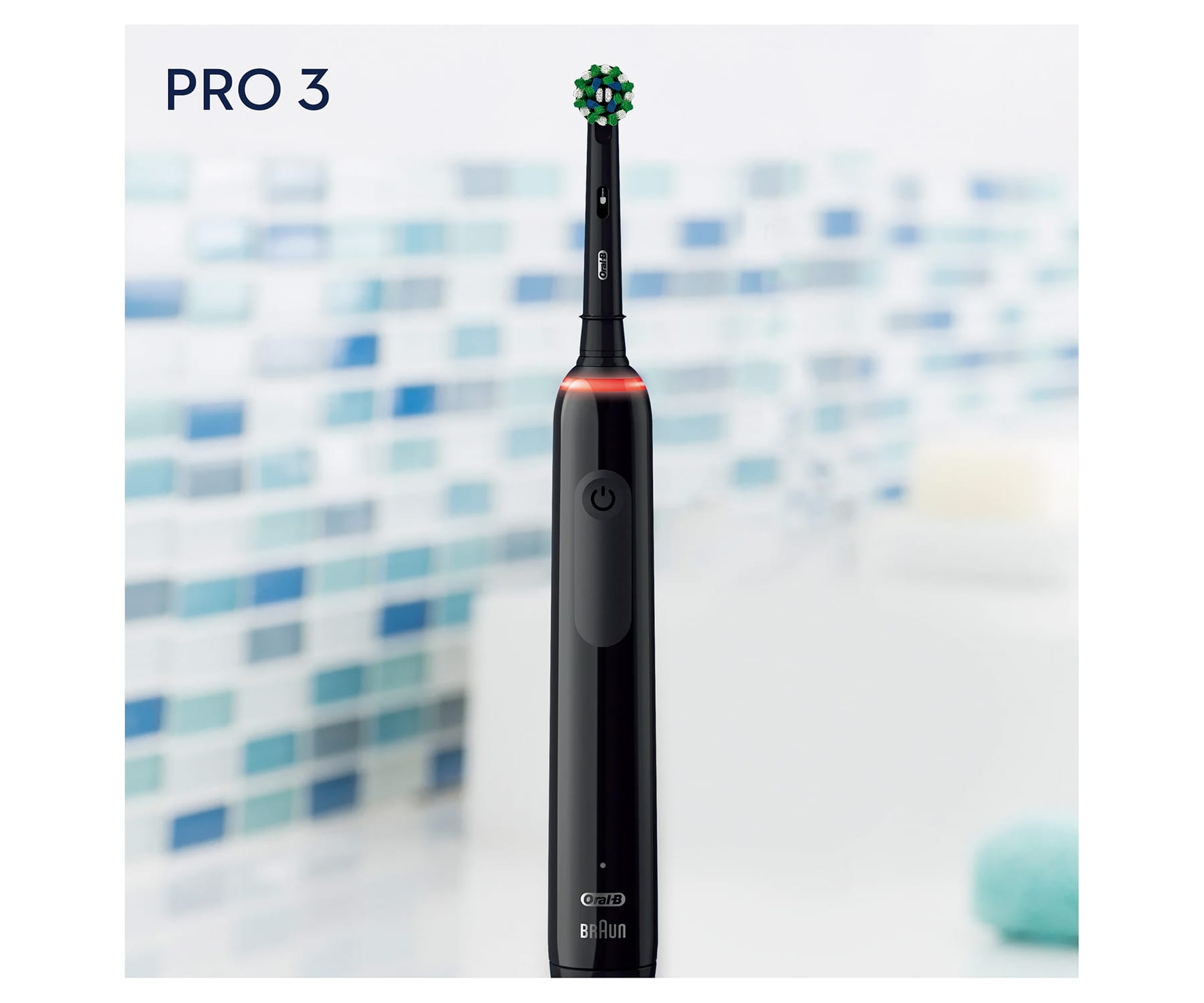 Cepillo de dientes eléctrico negro etiquetado 'PRO 3'. Cabezal verde y blanco. Fondo claro, azulejos borrosos.