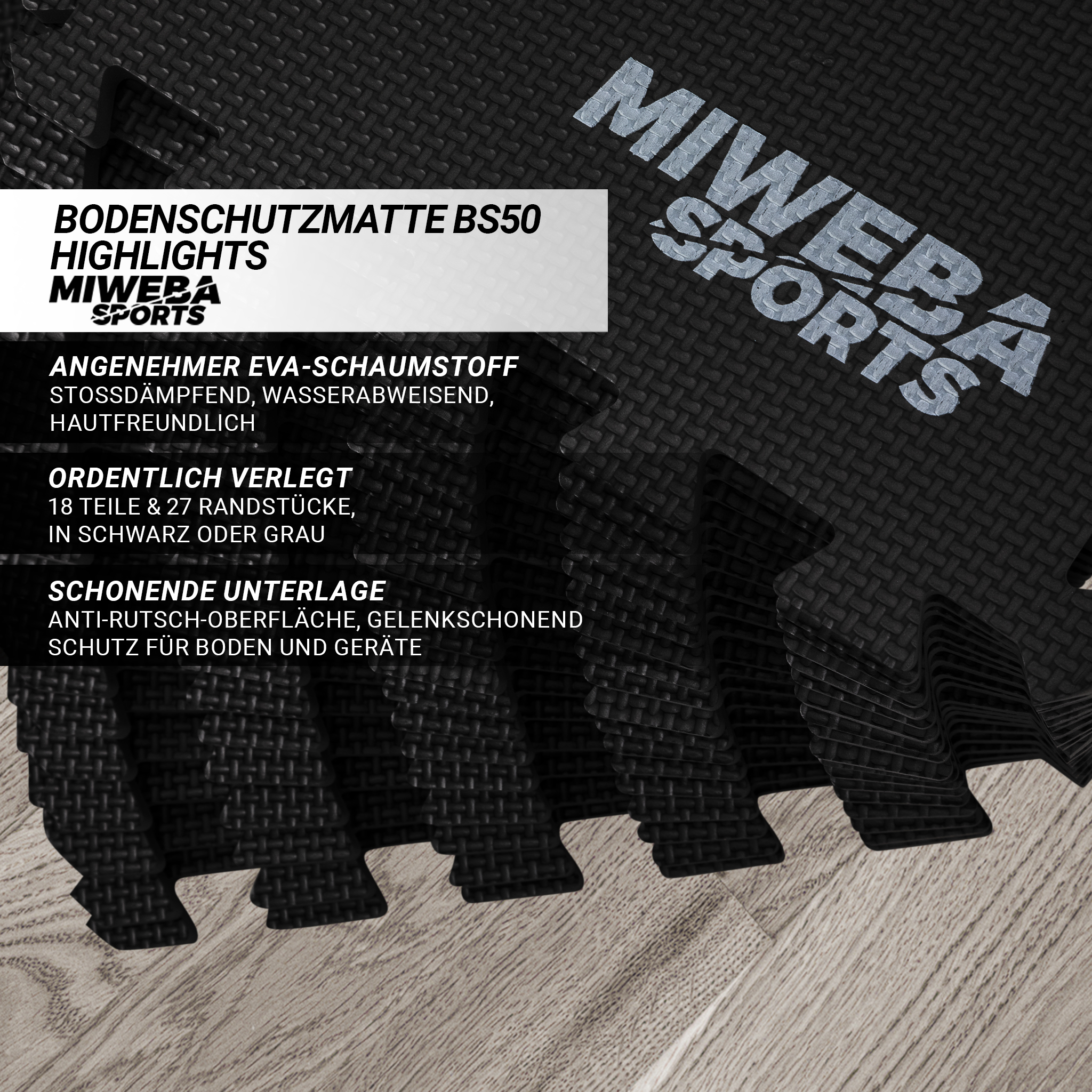 Schwarze Schaumstoff-Bodenmatten mit Text, auf Holzboden. Einige Matten gestapelt.