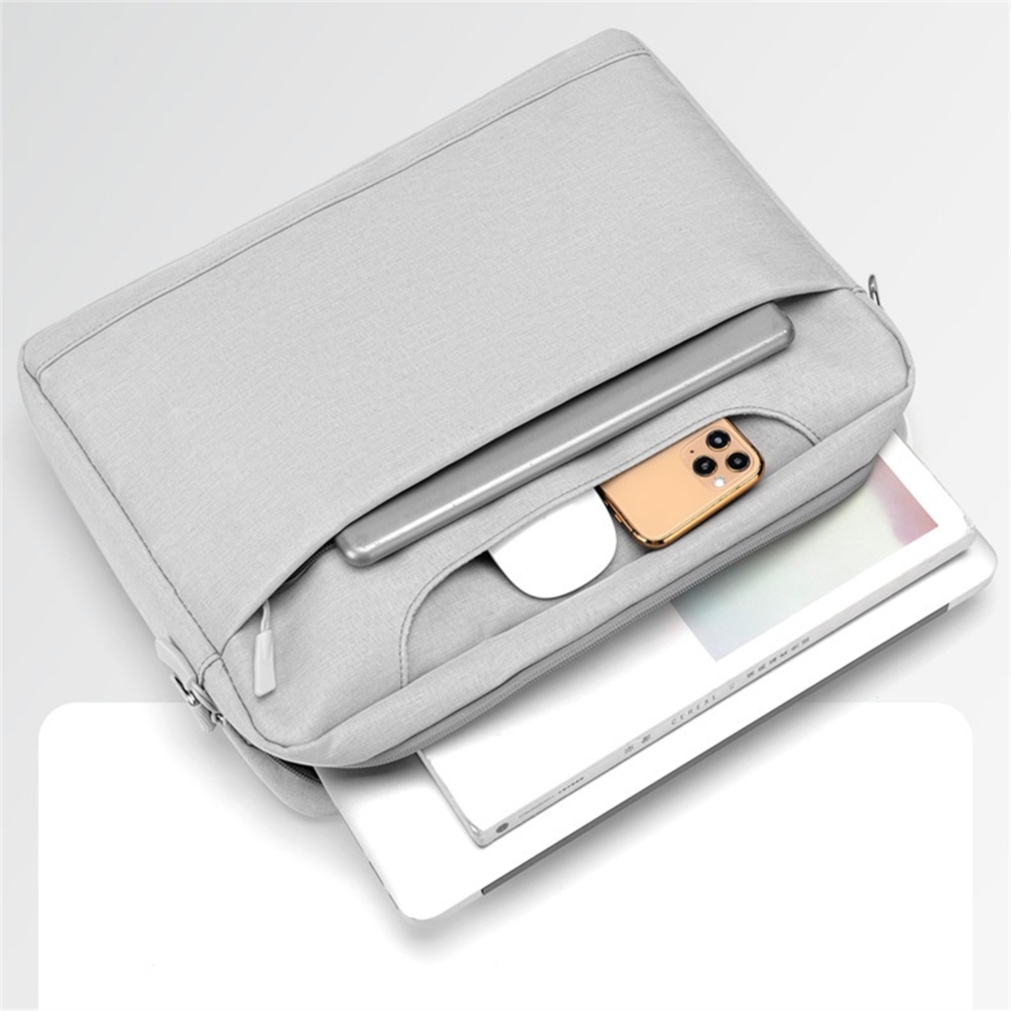 Hellgraue Laptoptasche ist geöffnet, Tablet, Telefon und weiße Maus sichtbar. Weißer Hintergrund.