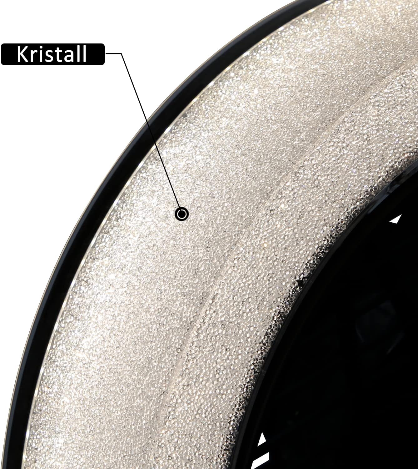 Primo piano della superficie di una luce con piccole particelle riflettenti la luce. Il testo dice 'Kristall'.