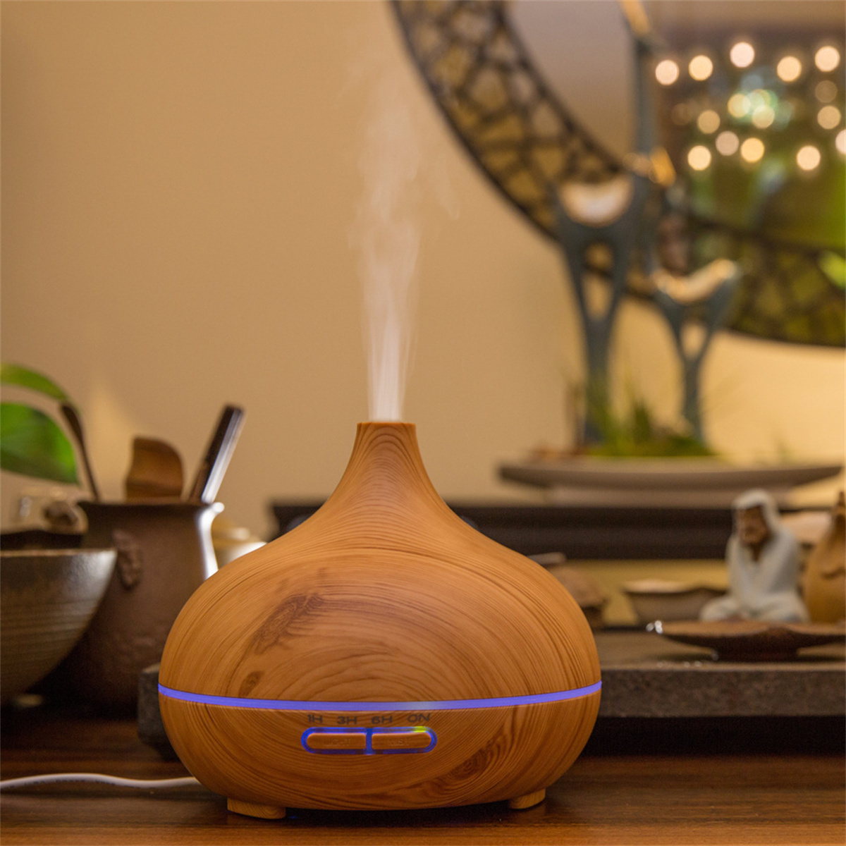 Holz-Aromadiffusor mit Dampf, auf Tisch mit unscharfem Hintergrund.