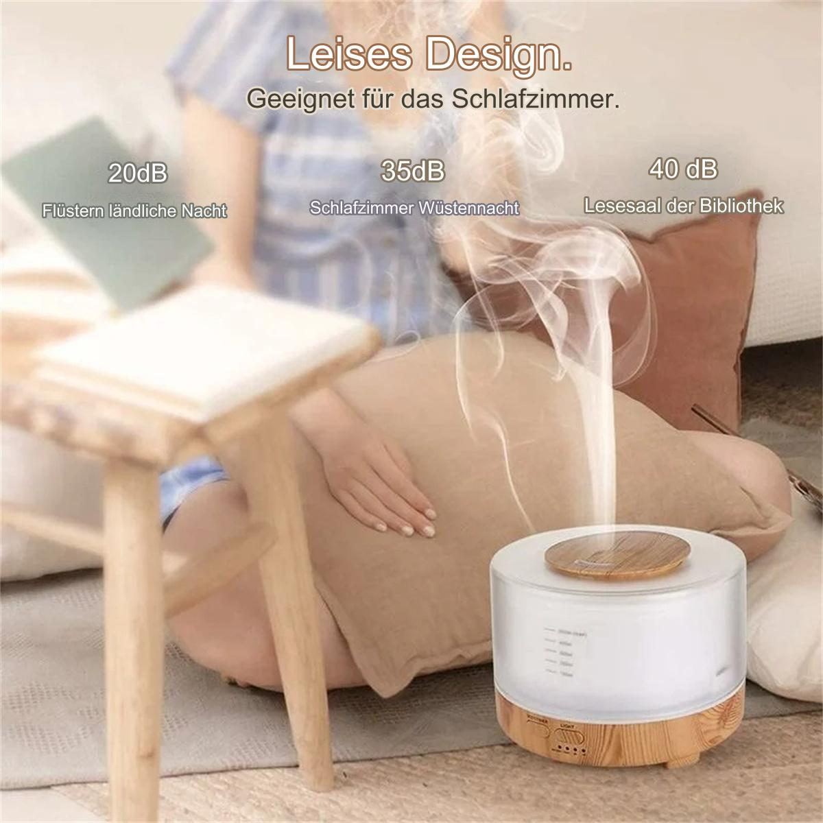 Ein weißer und hölzerner Diffusor, aus dem Dampf austritt, neben einer Person, die auf einem Kissen sitzt.