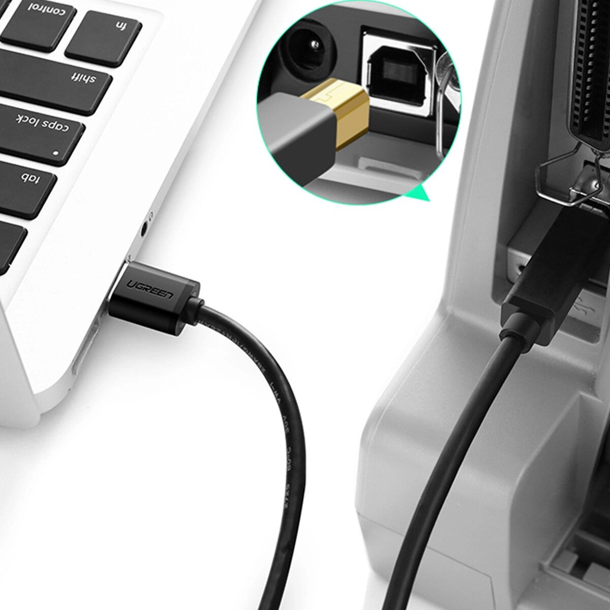 Close-up van een laptop aangesloten op een printer. Een USB-kabel wordt aangesloten op de laptop en een printer.