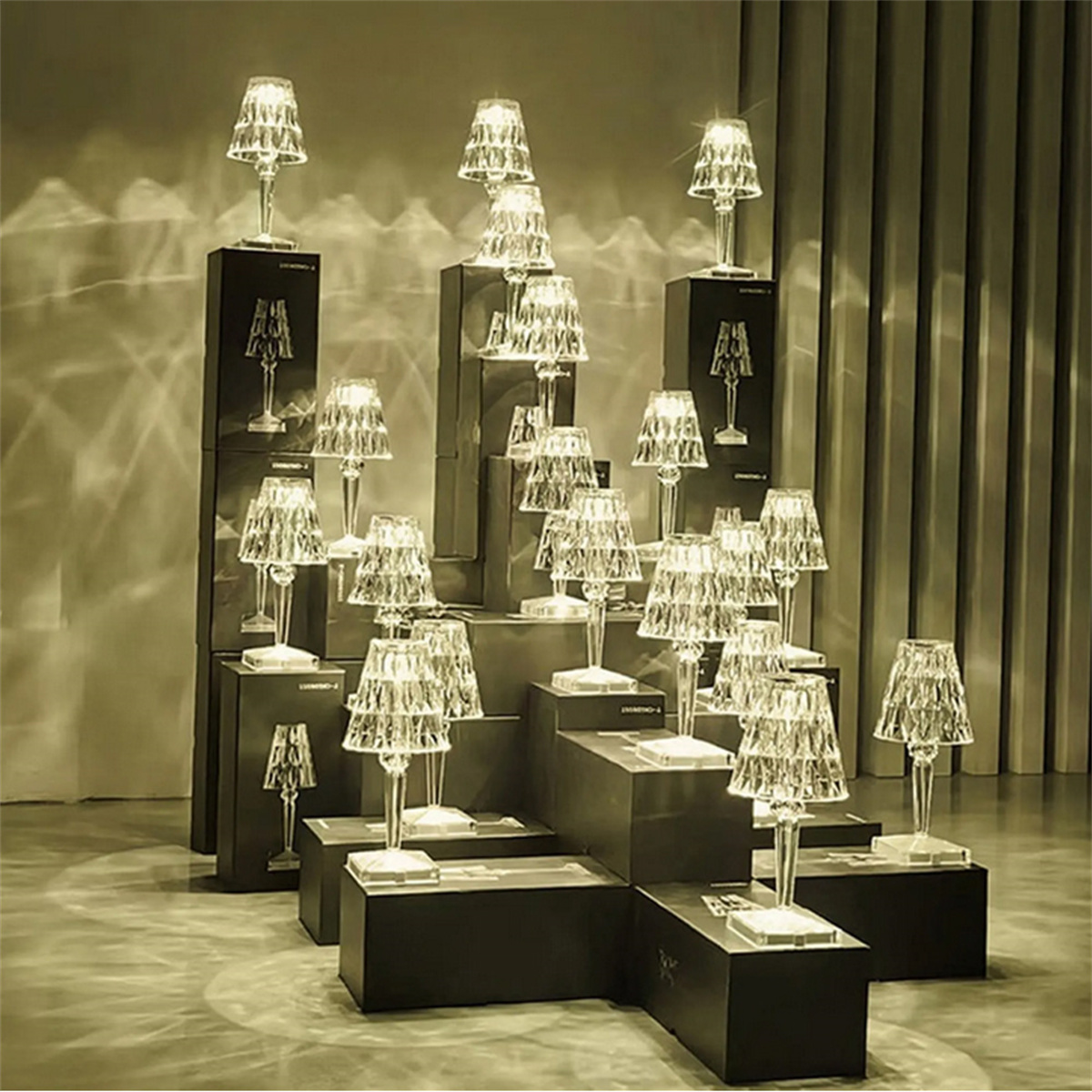 Eine Ausstellung mehrerer Kristalllampen auf schwarzen Podesten.