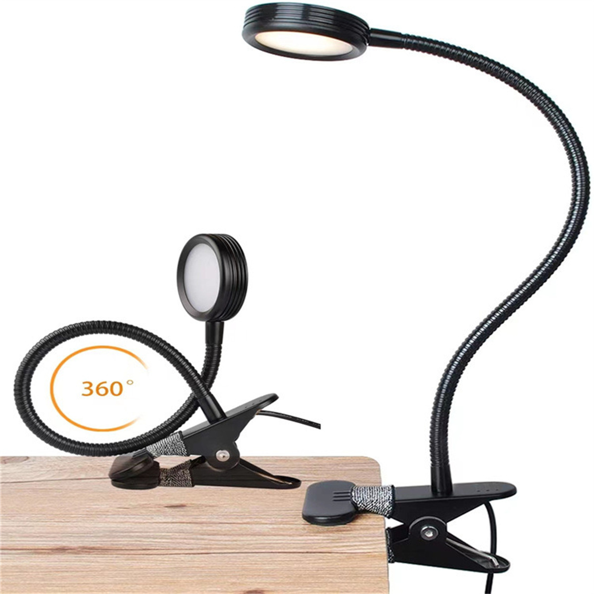 Zwei schwarze Lampen auf einem Holztisch. Weißer Hintergrund.