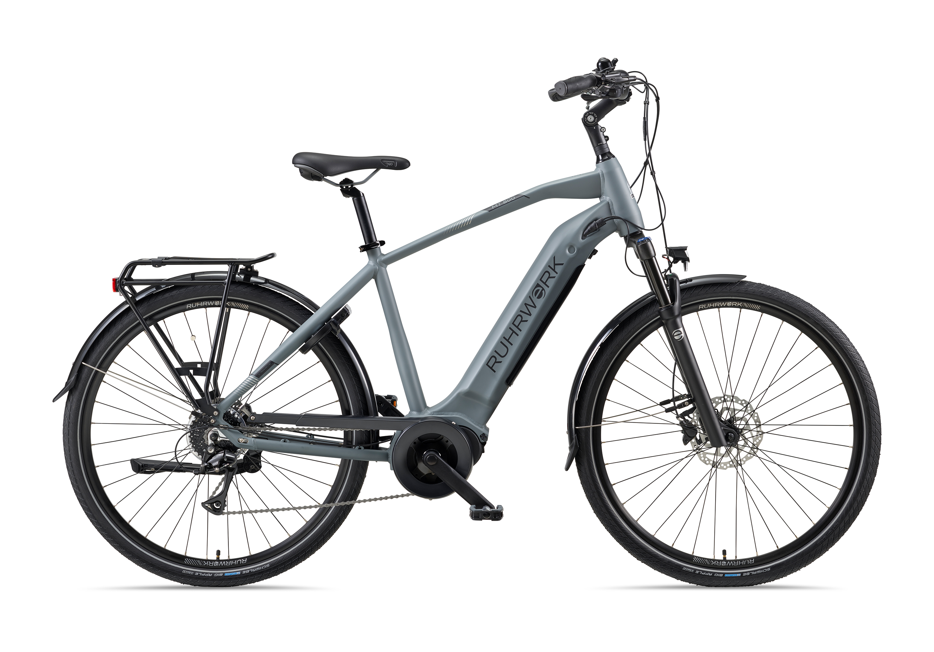 Graues Elektrofahrrad auf weißem Hintergrund, mit schwarzen Reifen, Gepäckträger und Akku am Rahmen.