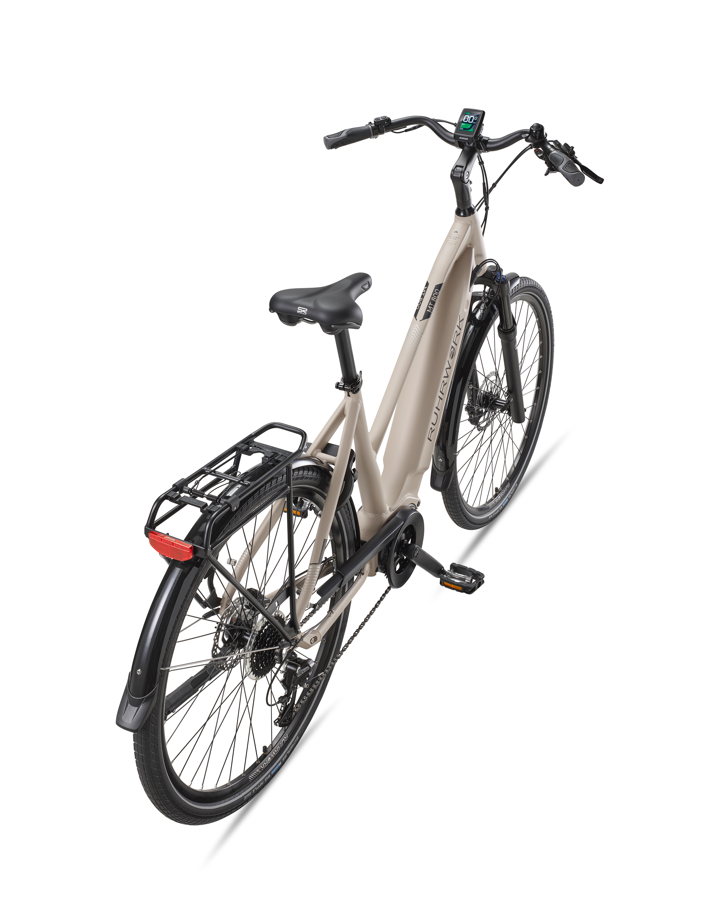 Ein beigefarbenes Elektrofahrrad aus der Vogelperspektive. Es hat einen schwarzen Gepäckträger, Schutzbleche und ein Digitaldisplay.