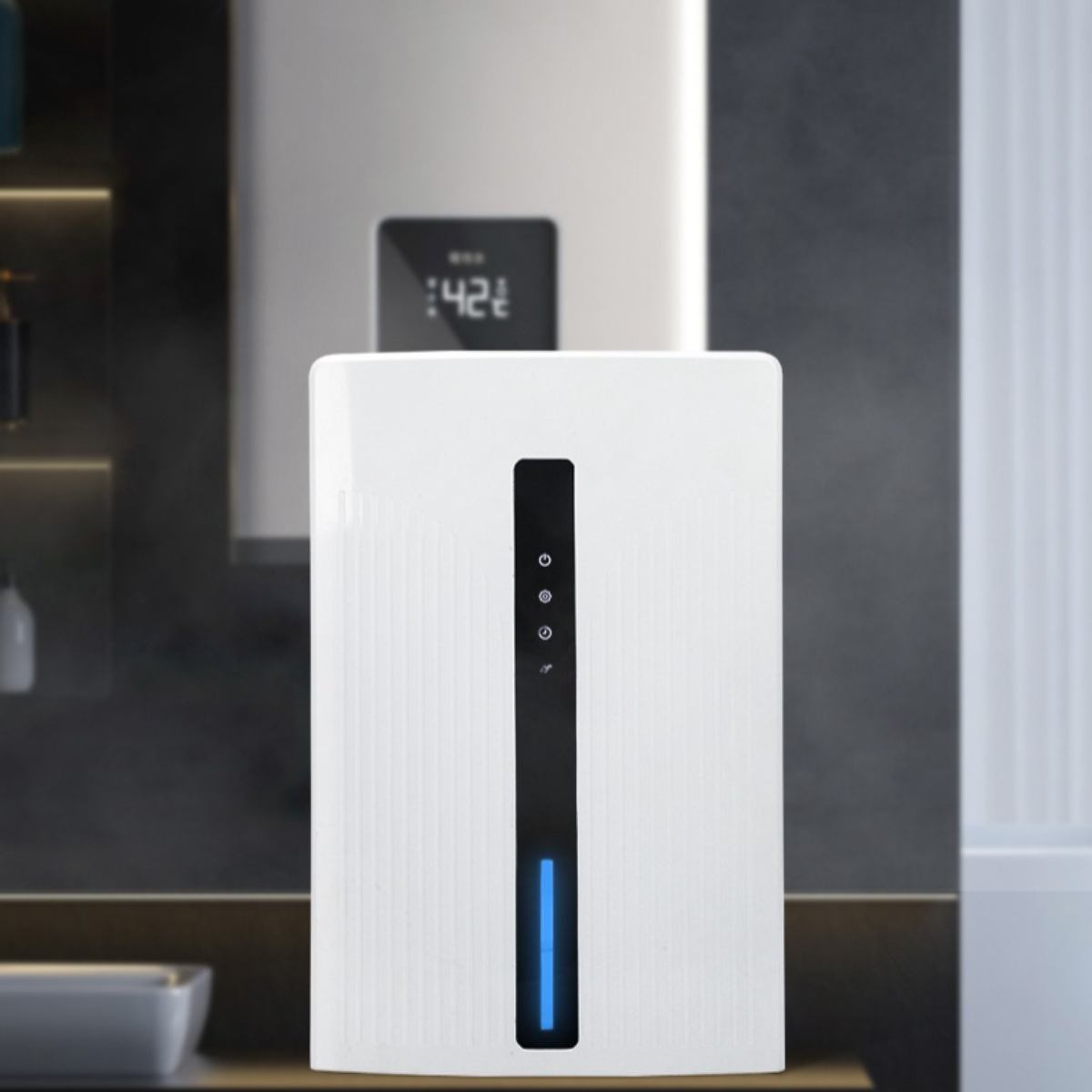 Ein weißer Warmwasserbereiter ist an einer dunklen Wand montiert. Eine Digitalanzeige zeigt die Temperatur.