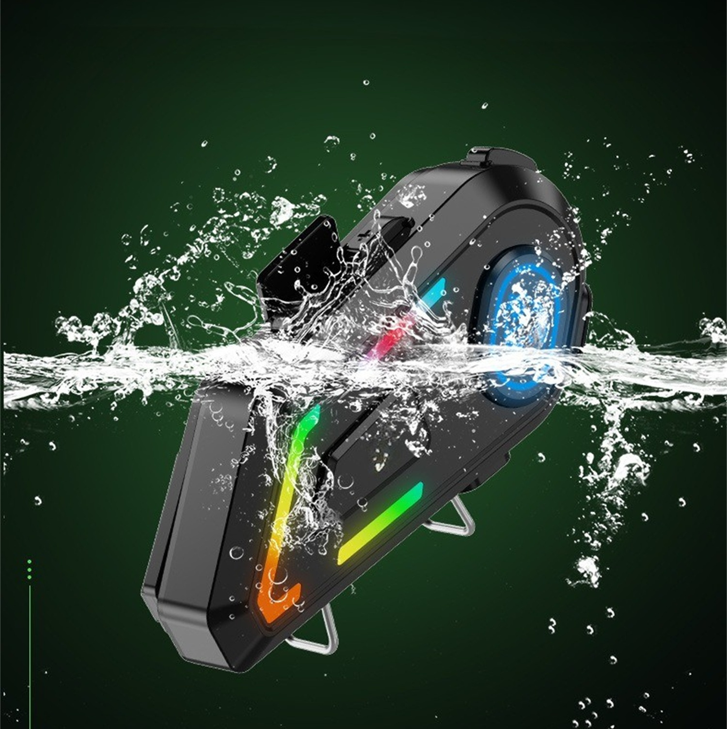 Schwarzes Gerät unter Wasser. Es hat Lichter und spritzt. Der Hintergrund ist dunkelgrün.