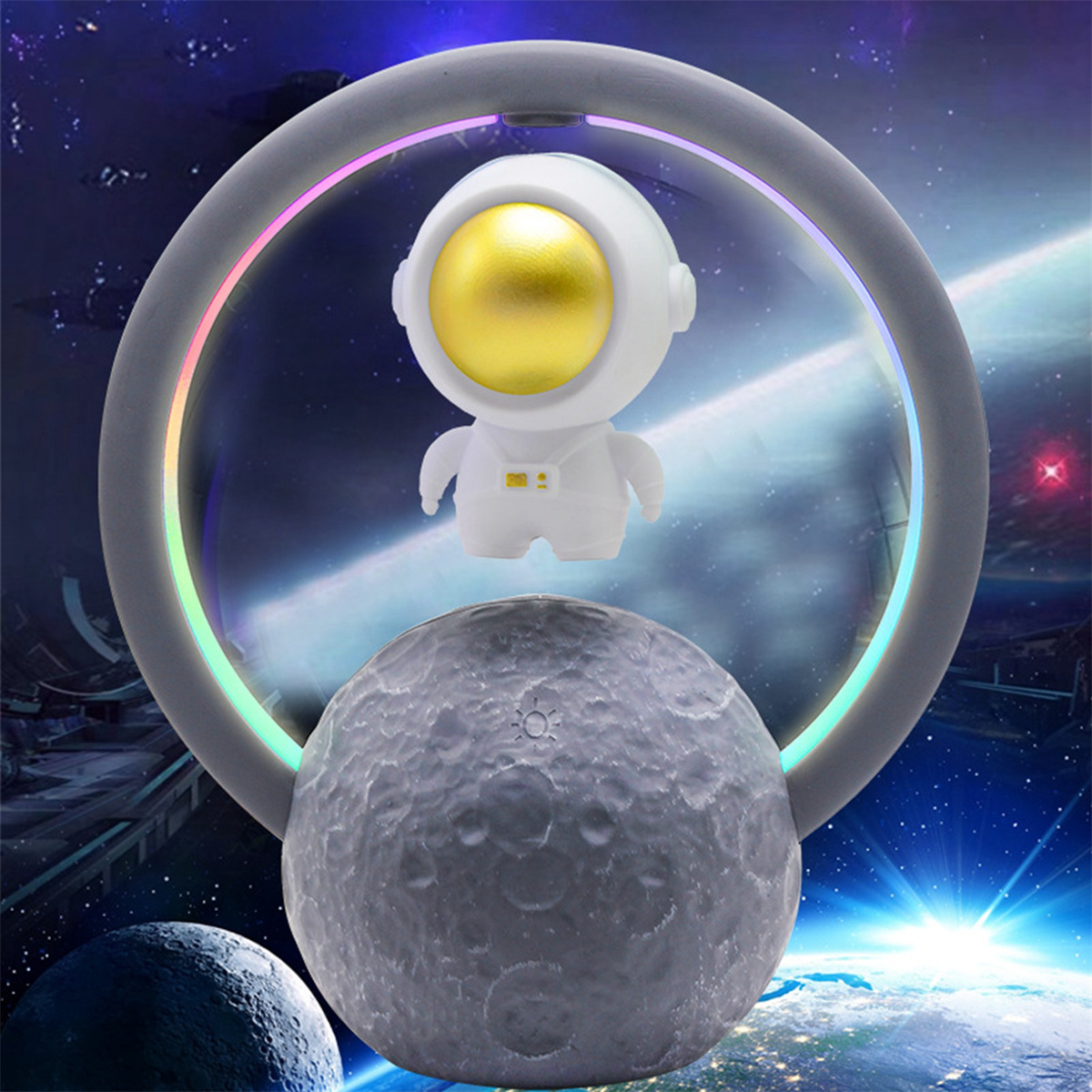 Astronautenfigur auf mondförmiger Basis, umgeben von einem leuchtenden Ring, vor Sternenhimmel.