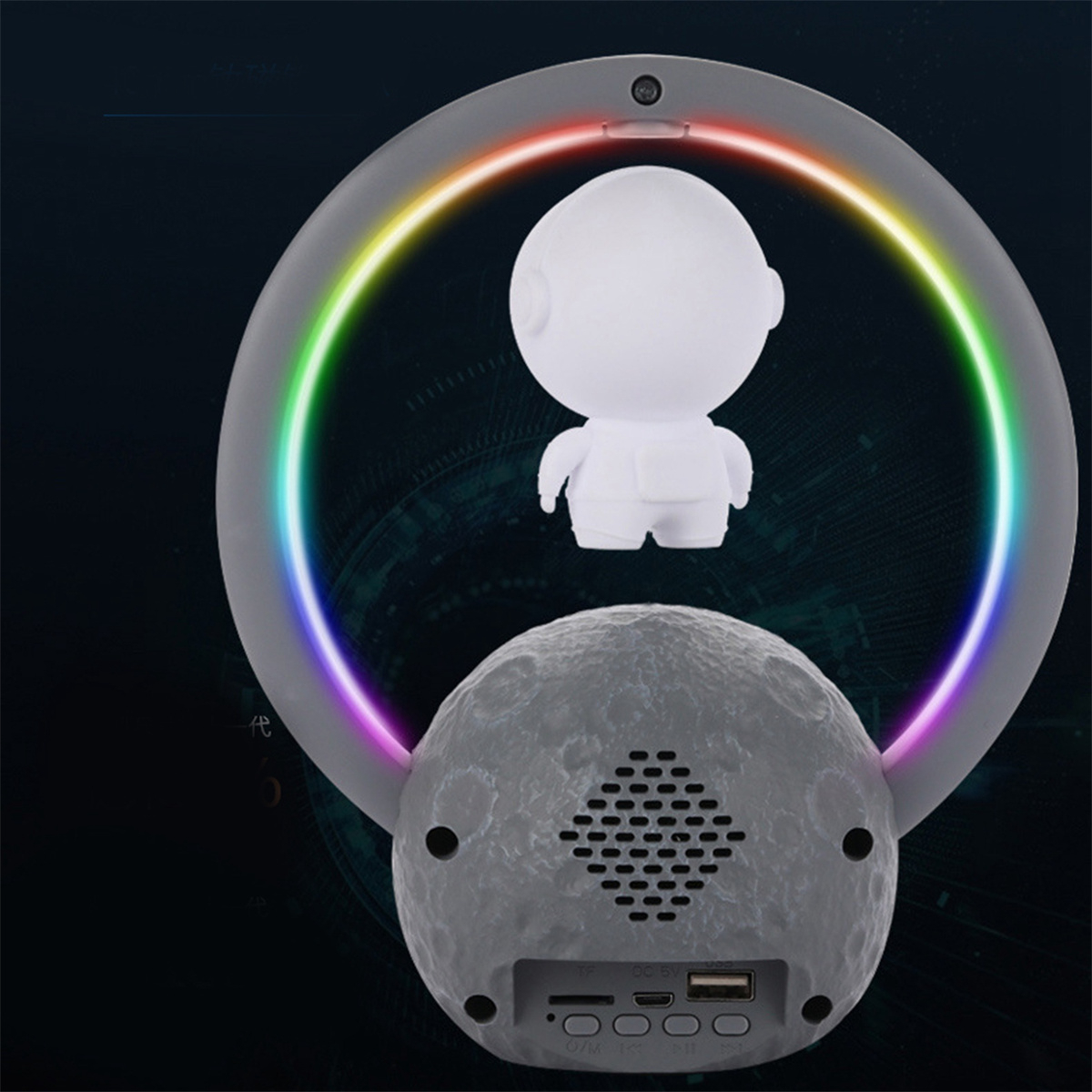 Ein weißer Projektor in Astronautenform mit Mondbasis und Regenbogenlichtring. Er befindet sich auf dunklem Hintergrund.