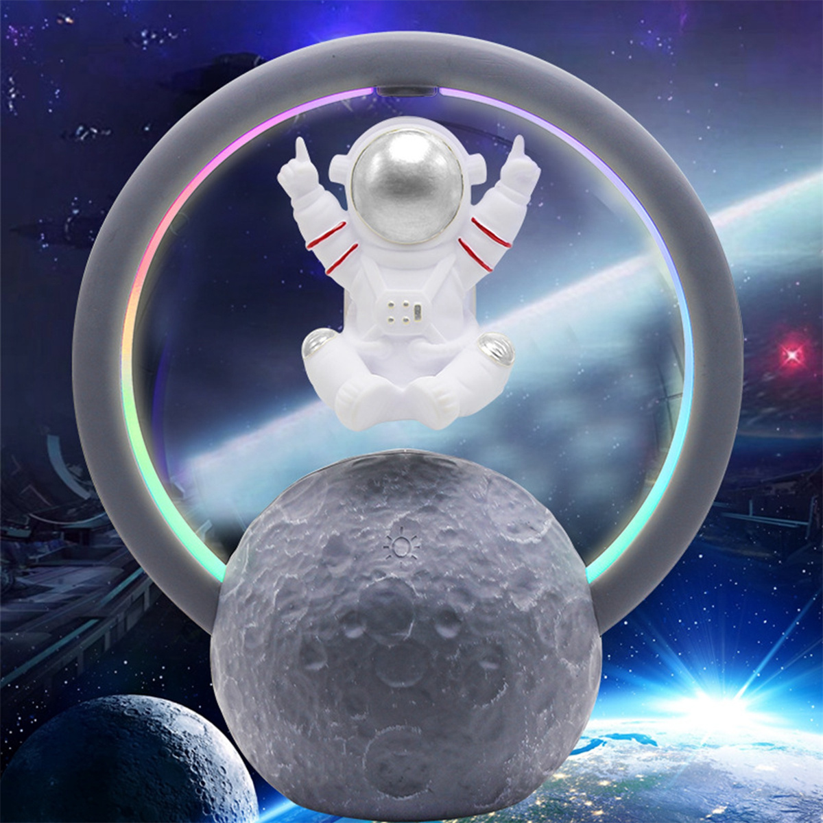 Eine Astronautenfigur, die in einem Ring mit Lichtern schwebt, über einem Mond und einem Sternenhintergrund.