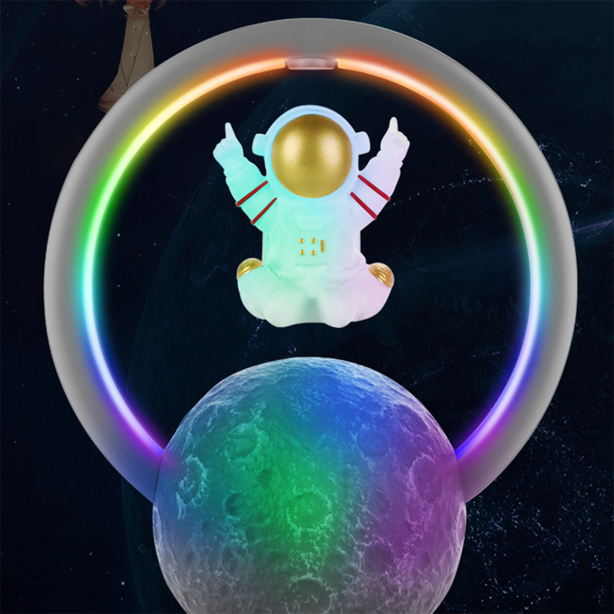 Eine bunte Astronautenfigur in einem Ring mit Regenbogenlicht. Ein Planet befindet sich unter der Figur.