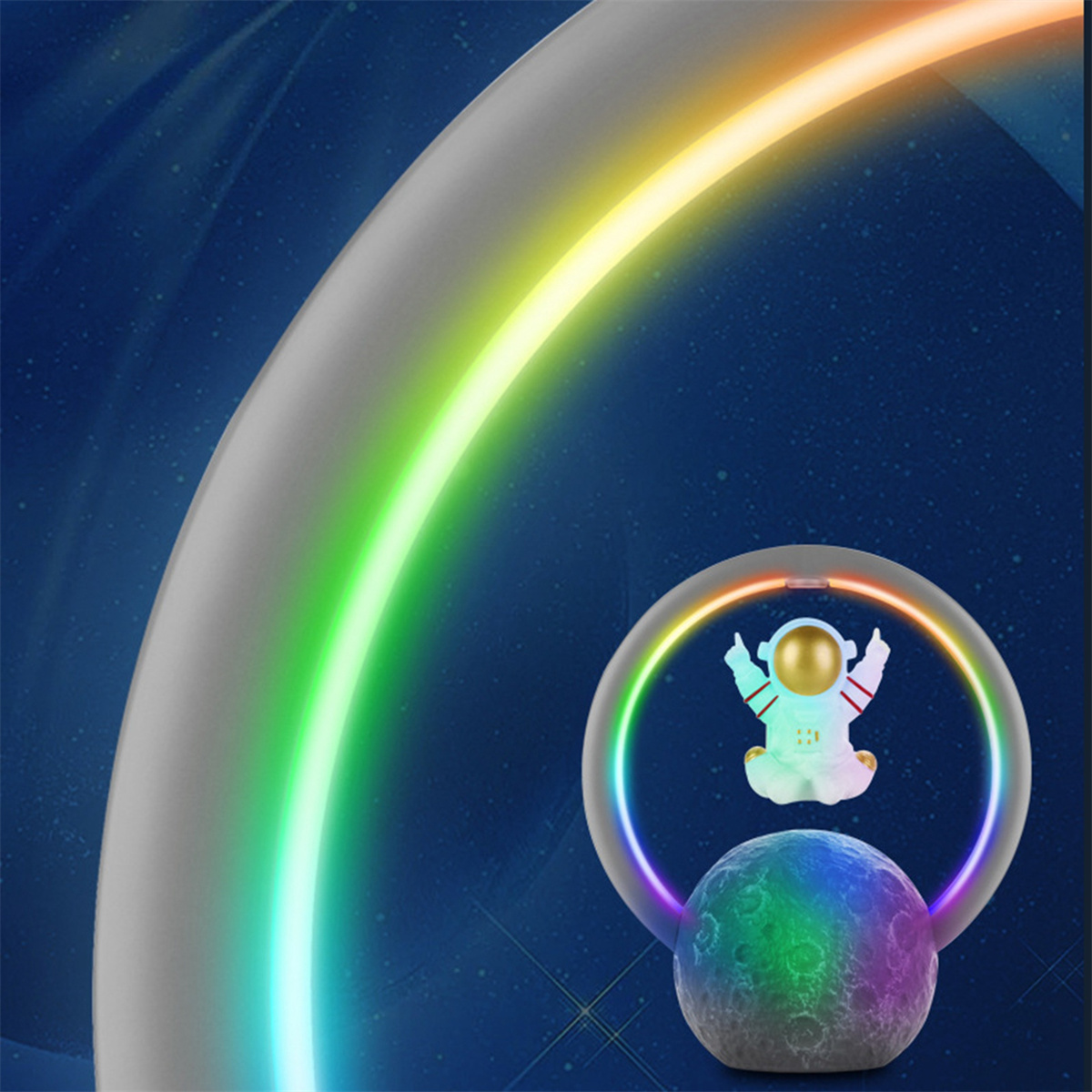 Astronautenlampe in kreisförmigem Regenbogenlicht. Ein mondförmiger Sockel darunter.