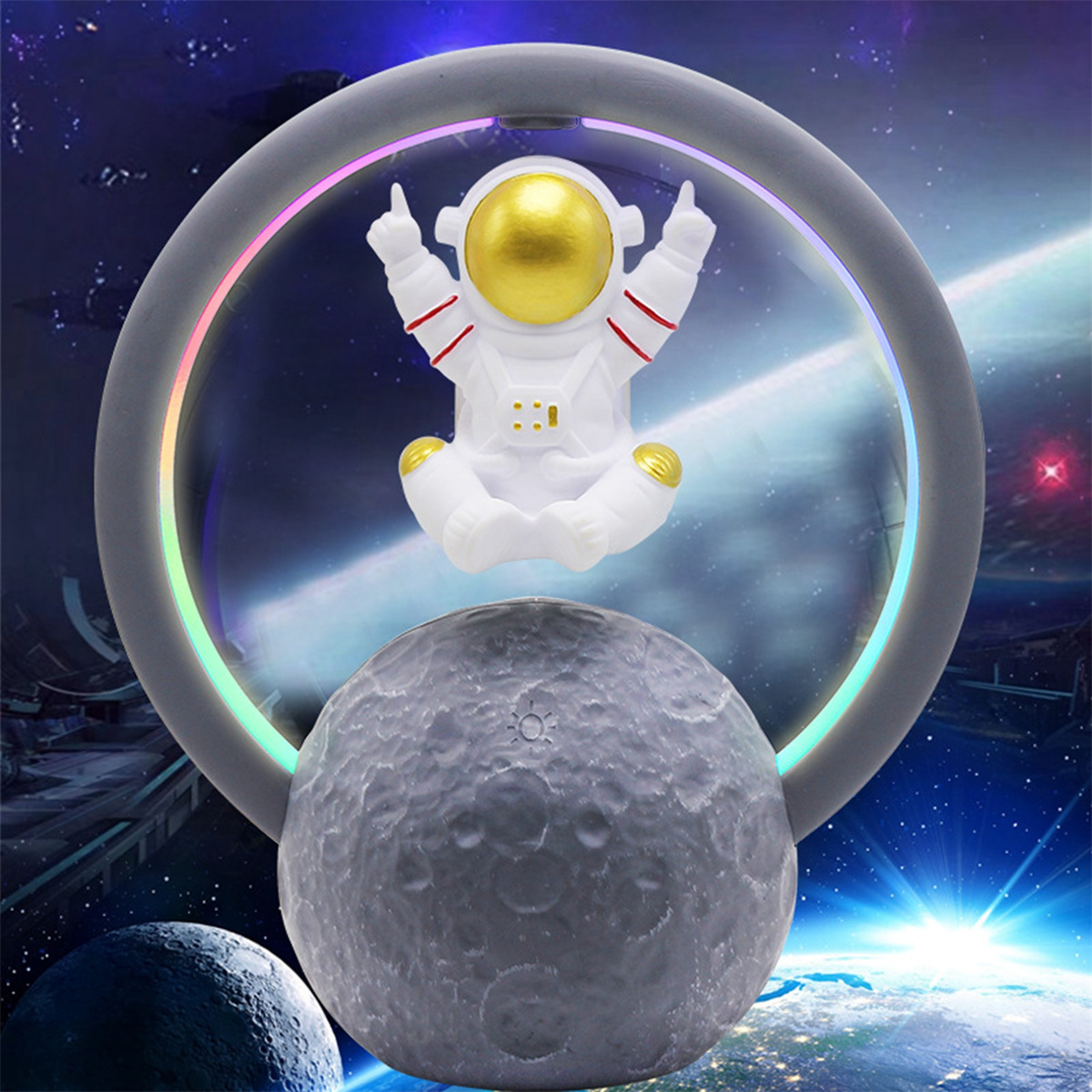 Astronautenfigur über einem grauen Mond mit Sternenhintergrund und beleuchtetem Ring.