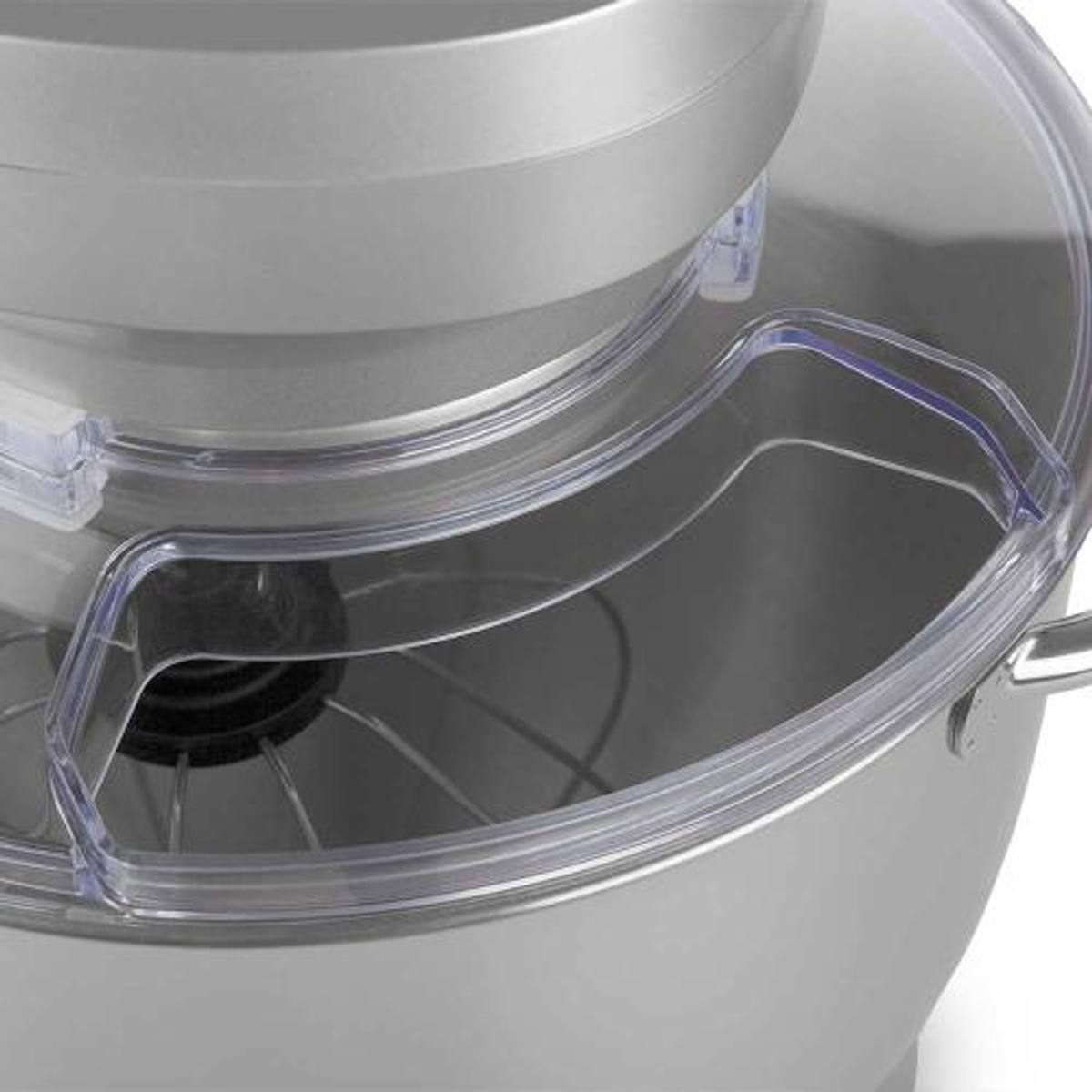 Primer plano de una batidora de alimentos plateada con protector de plástico transparente.