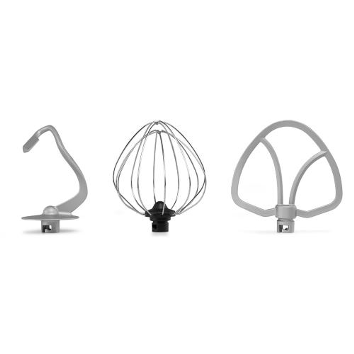 Tres accesorios de batidora. Un gancho de masa, un batidor y una paleta sobre superficie blanca.