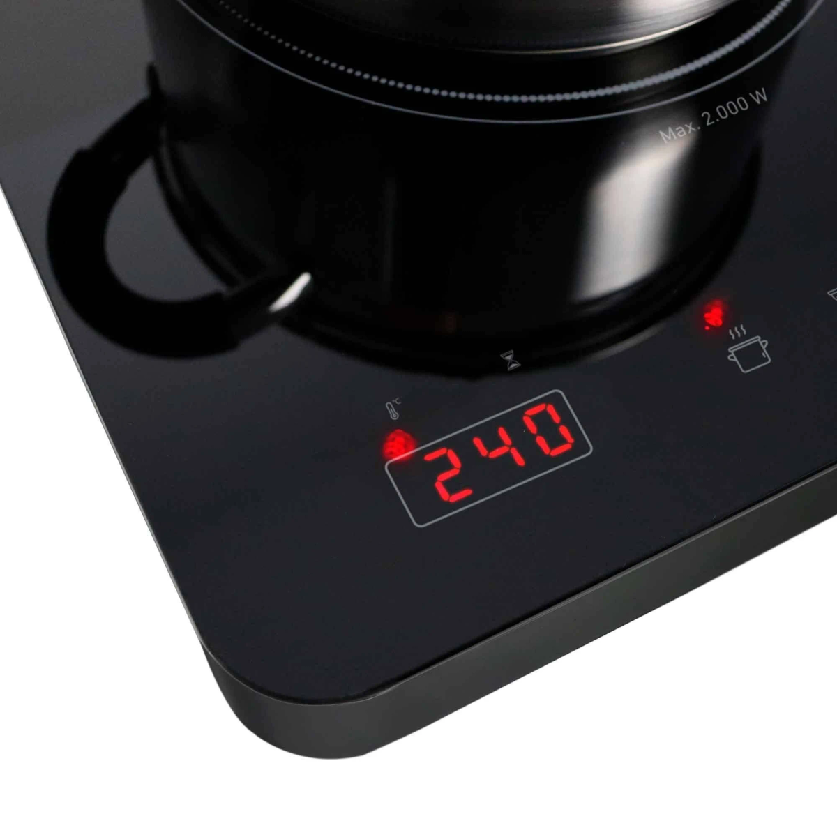 Placa de inducción negra con olla. Pantalla roja muestra 240. Olla sobre la placa.