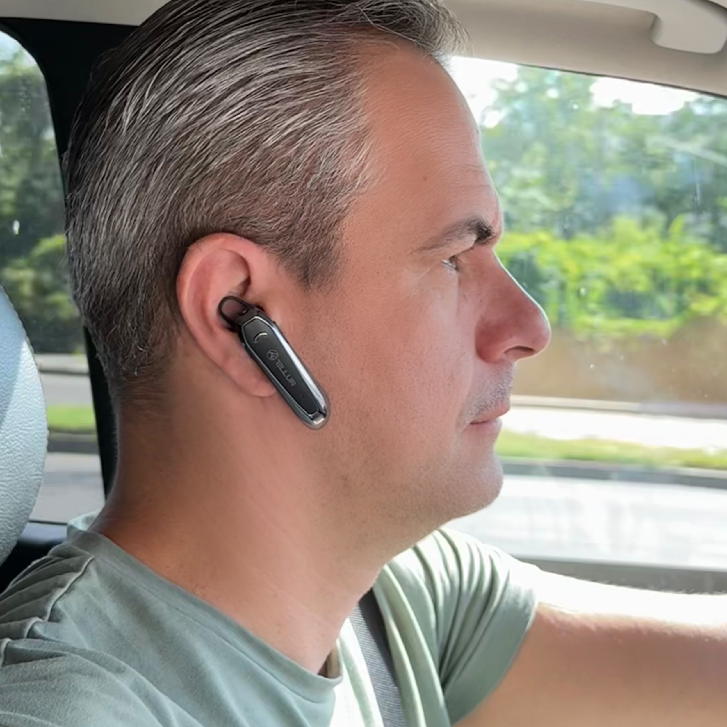 Auto-Luftauslass mit USB-Anschluss und weißem Kabel, Ladevorrichtungen.