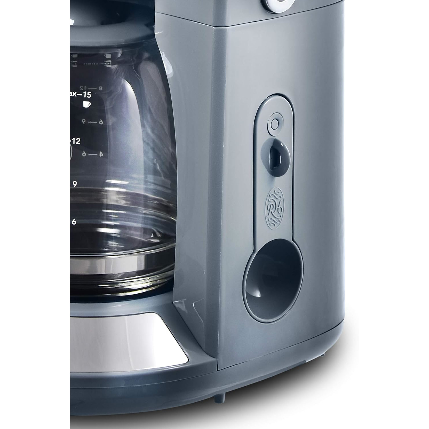 Nahaufnahme einer grauen Kaffeemaschine. Eine Glaskaraffe ist sichtbar, zusammen mit den Wasserstandsmarkierungen.